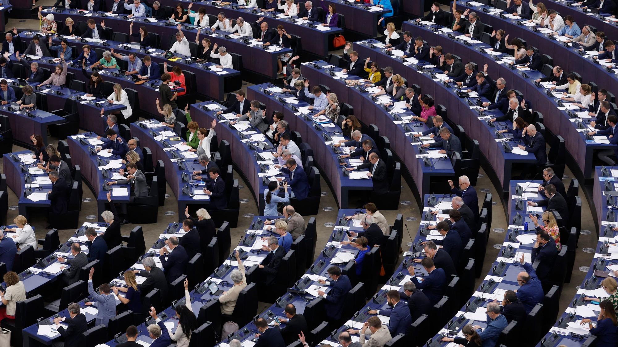 Straßburg: Abgeordnete stimmen im Europäischen Parlament über das Gesetz zur Künstlichen Intelligenz (KI) ab.