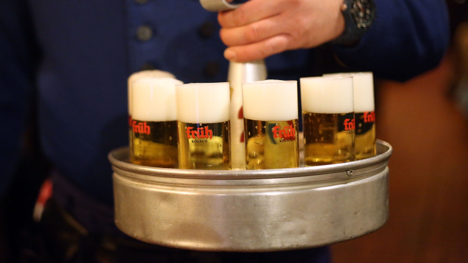 Ein Köbes (Kellner) trägt am 10.12.2012 in Köln (Nordrhein-Westfalen) im Brauhaus Früh am Dom Kölsch-Bier aus.