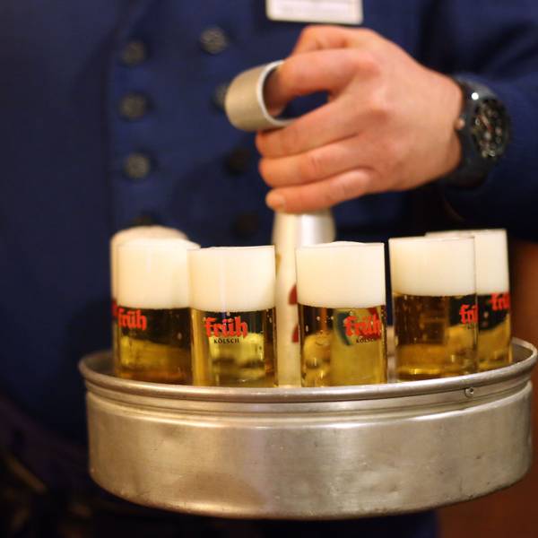 Ein Köbes (Kellner) trägt im Brauhaus Früh am Dom Kölsch-Bier aus.