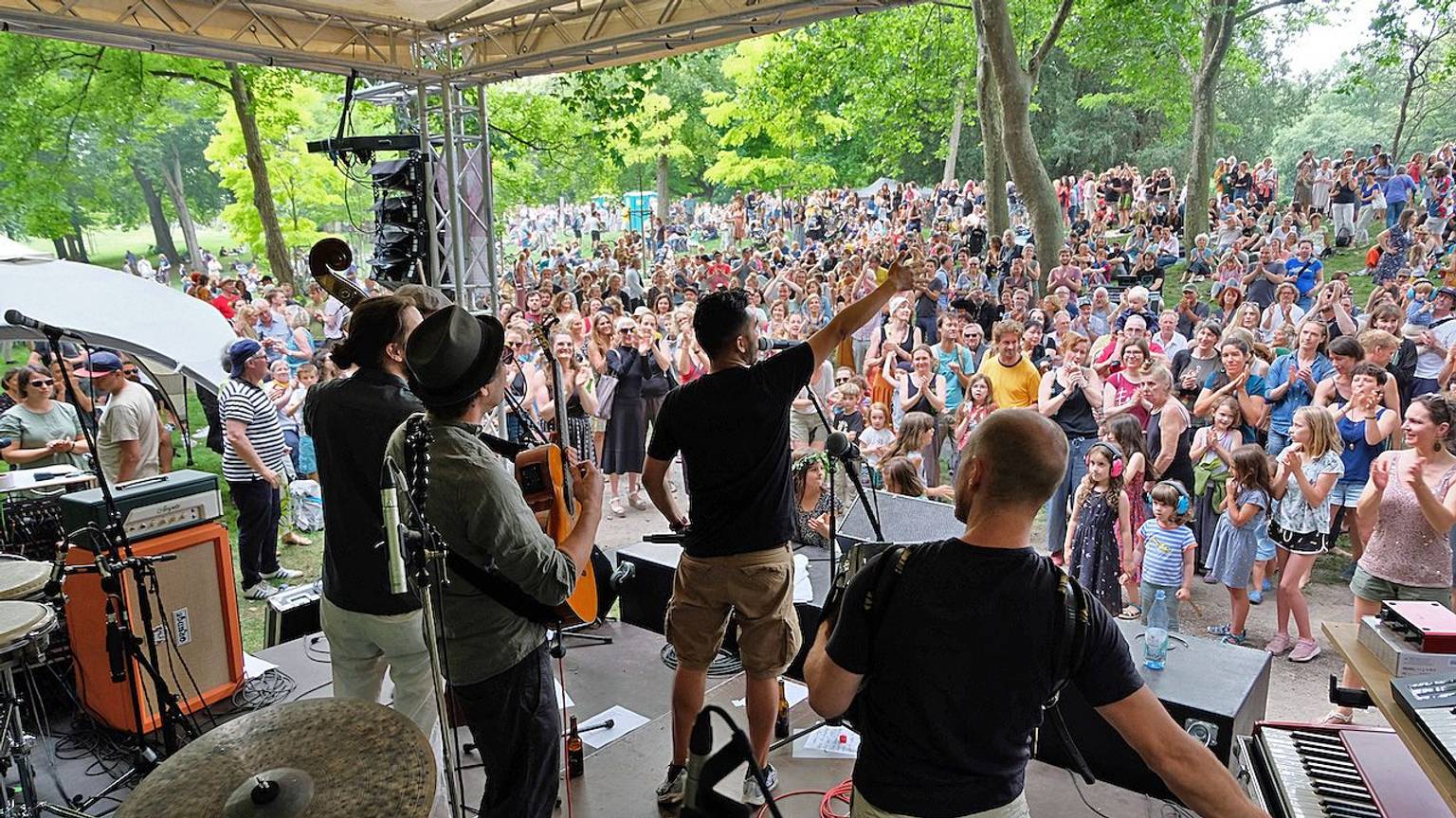 Blick von einer Bühne mit vier Musikern ins Publikum