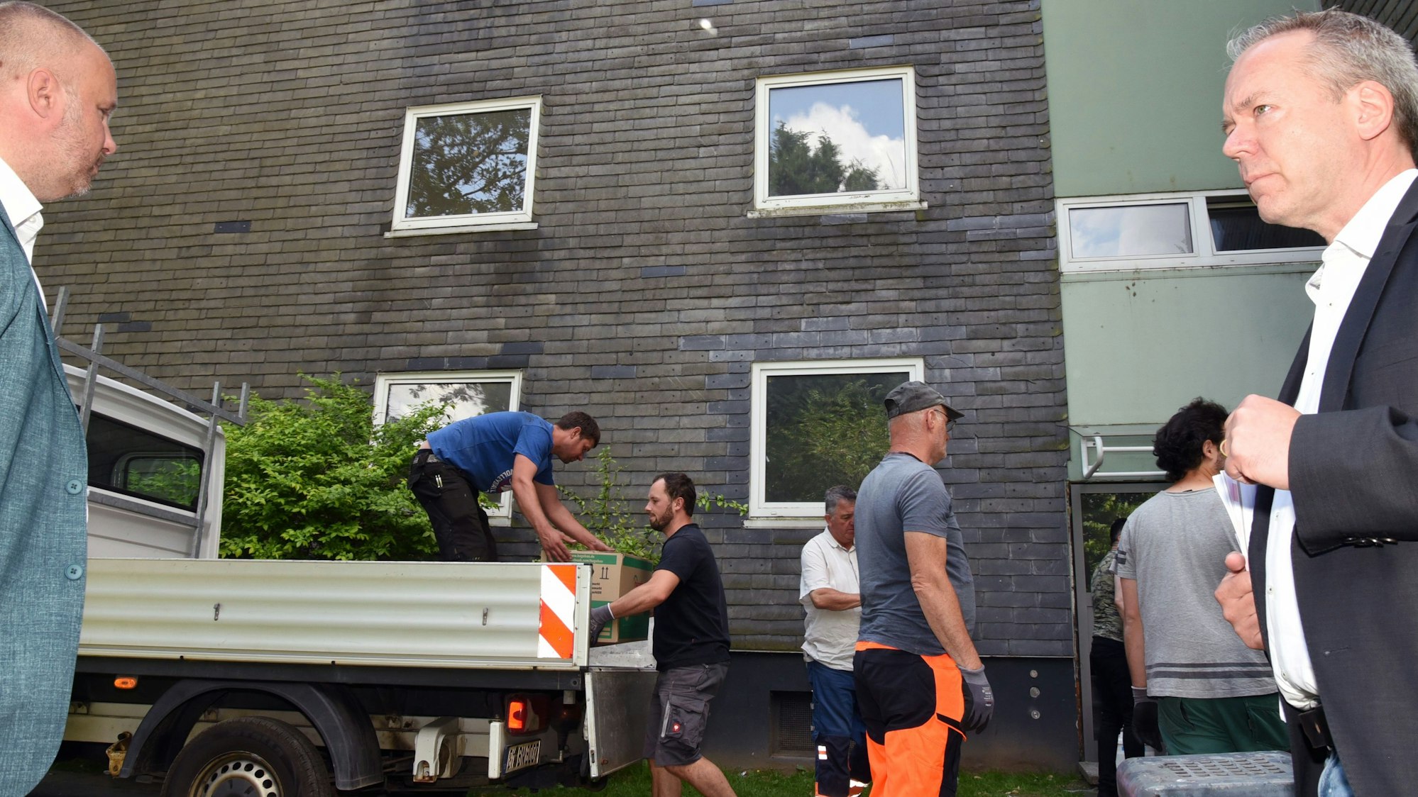Bürgermeister Matthias Thul und Kreisdirektor Klaus Grootens am Hochhaus.