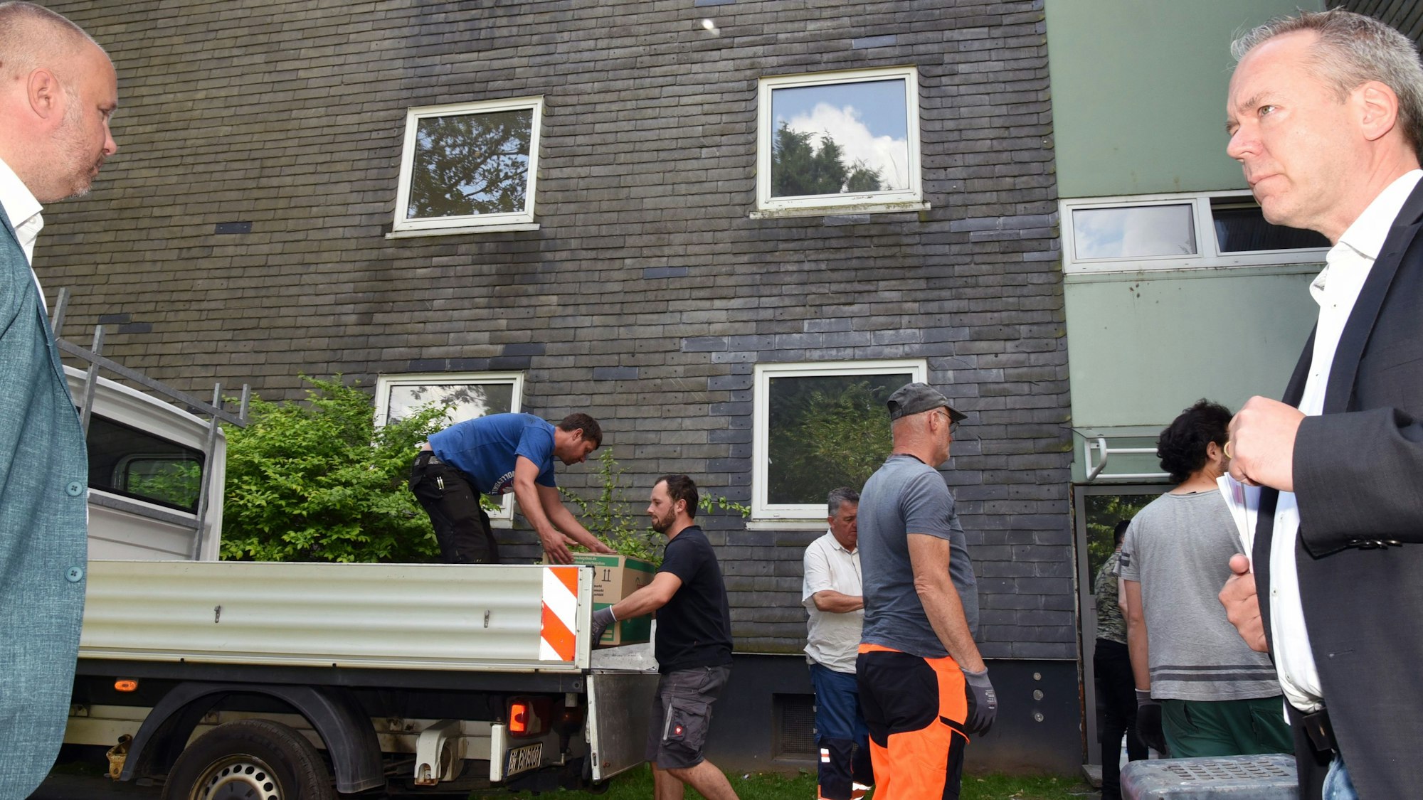 Bürgermeister Matthias Thul und Kreisdirektor Klaus Grootens am Hochhaus.