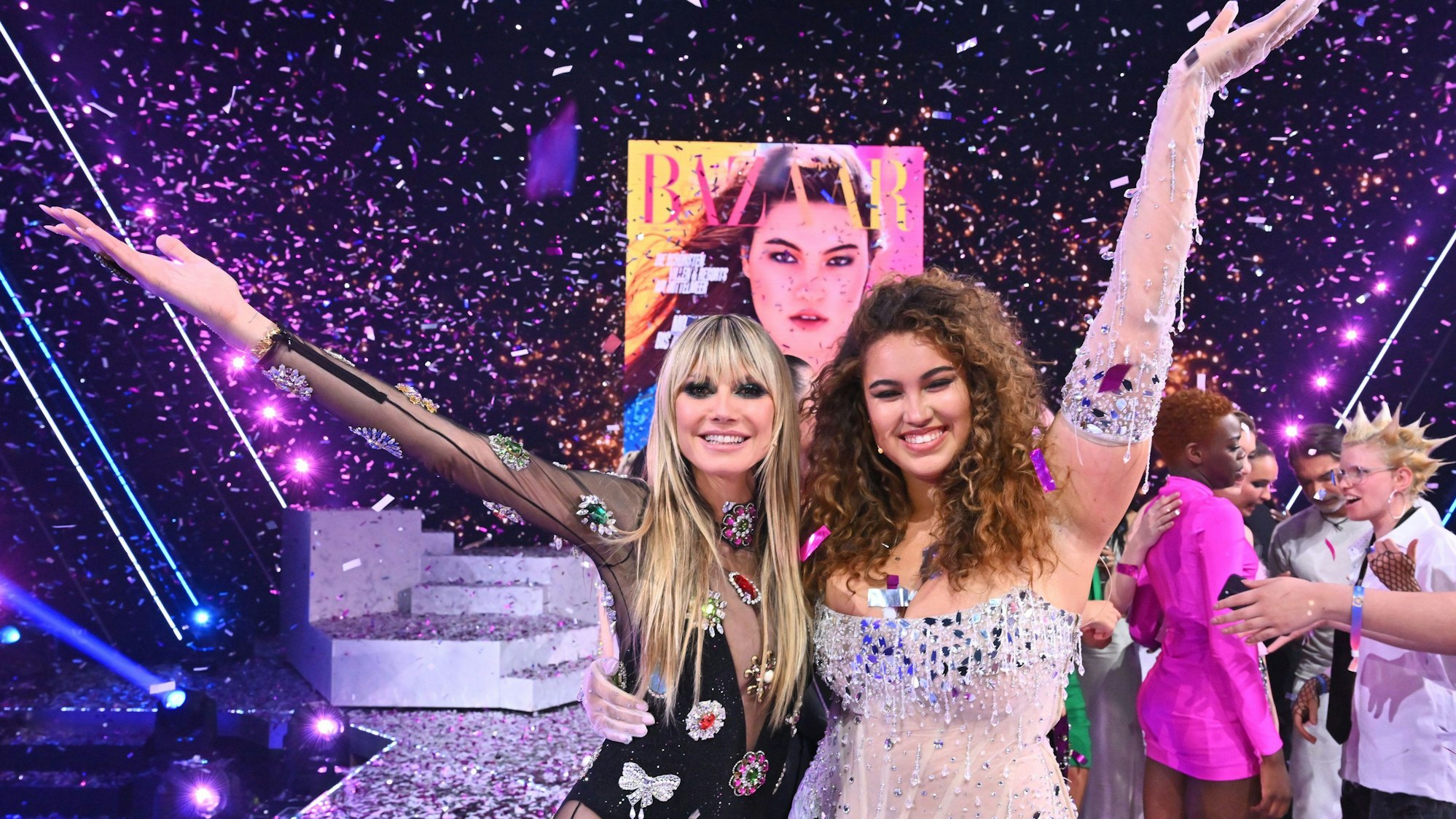 Germany's Next Topmodel: Heidi Klum steht mit der Siegerin der 18. Staffel, Vivien, auf der Finalbühne.