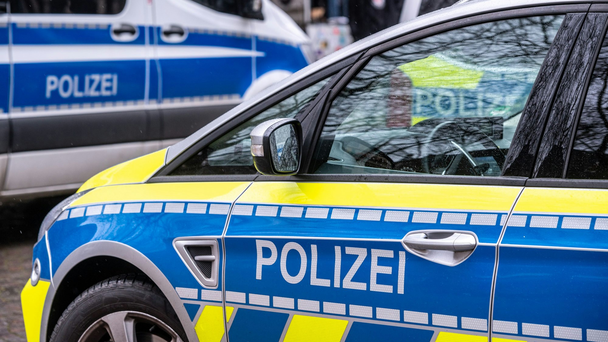 Zahlreiche Polizeifahrzeuge waren im Einsatz.