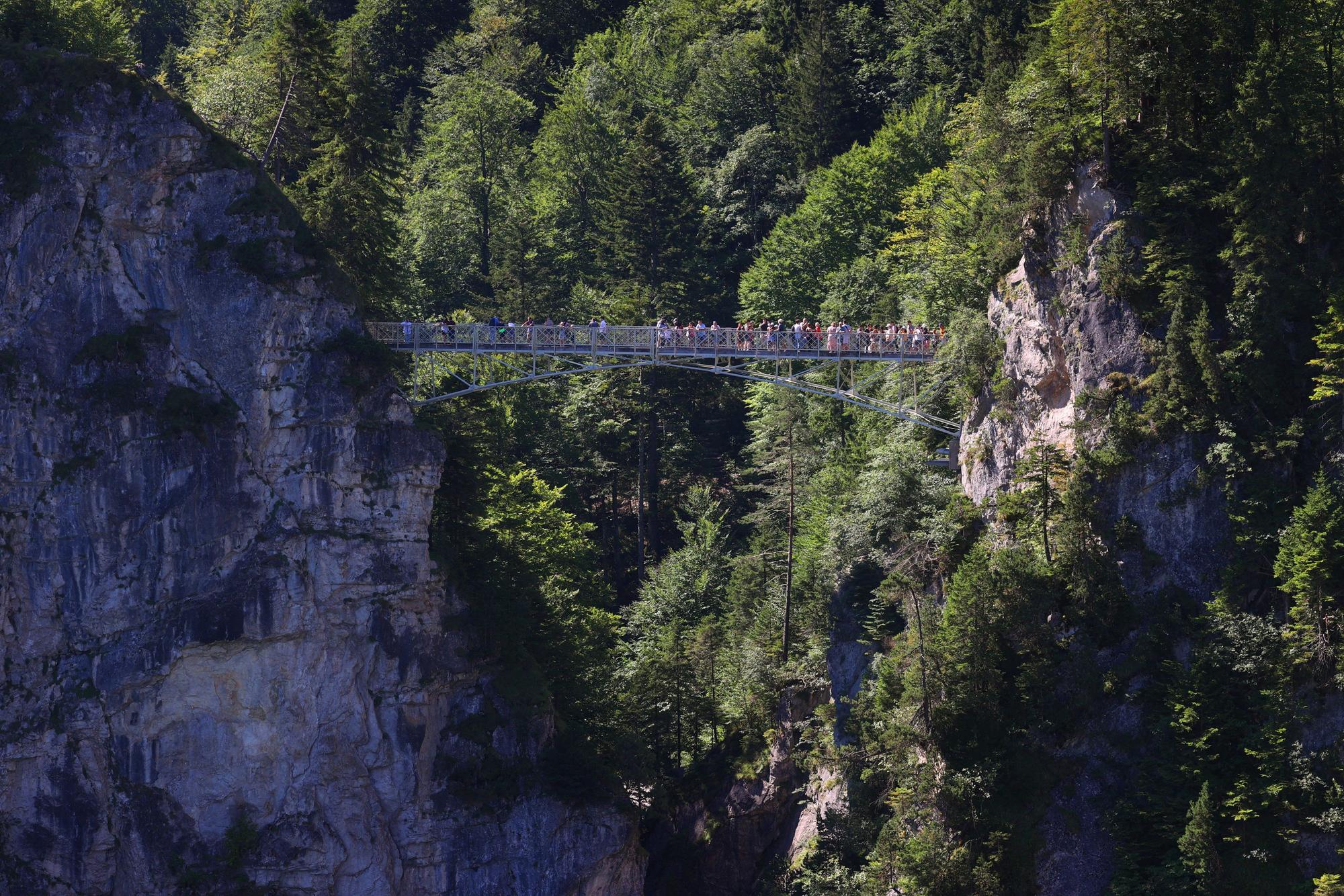 Touristen stehen auf der Marienbrücke nahe dem Schloss Neuschwanstein.