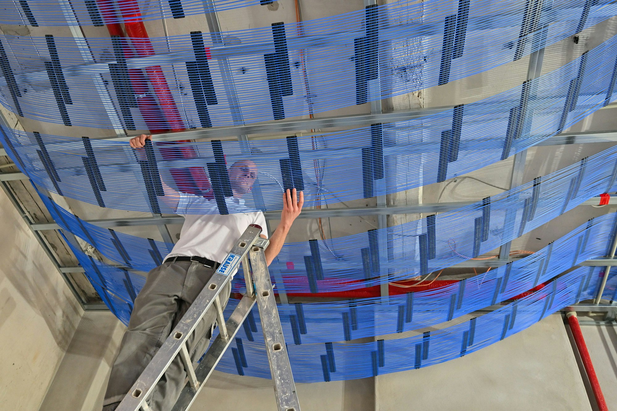 Emanuel Kaldun, Mitarbeiter der GeoClimaDesign AG, installiert an einer Decke Kapillarrohrmatten die als Flächenheizung und -kühlung eingesetzt werden. In diesem Altbau, der gegenwärtig saniert wird, bekommt jeder Raum eine moderne Klimadecke. Die Wärme im Winter und Kälte im Sommer kommt von einer Sole-Wasser-Wärmepumpe. Nach dem Kompromiss der Ampel-Koalition im Heizungsstreit soll das Gebäudeenergiegesetz (GEG) - besser bekannt als Heizungsgesetz - am Donnerstagvormittag im Bundestag beraten werden.