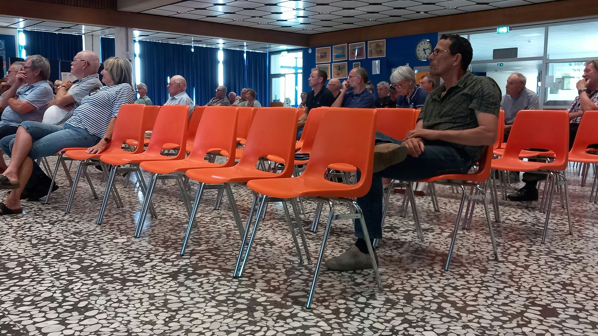 Der Wasserversorgungsverband Euskirchen-Swisttal tagte mit Sondersitzung in Heimerzheim und stellte eine Modellrechnung für einen Dammbruch vor - von den 200 Zuschauersitzen blieben wurden weniger als 40 genutzt