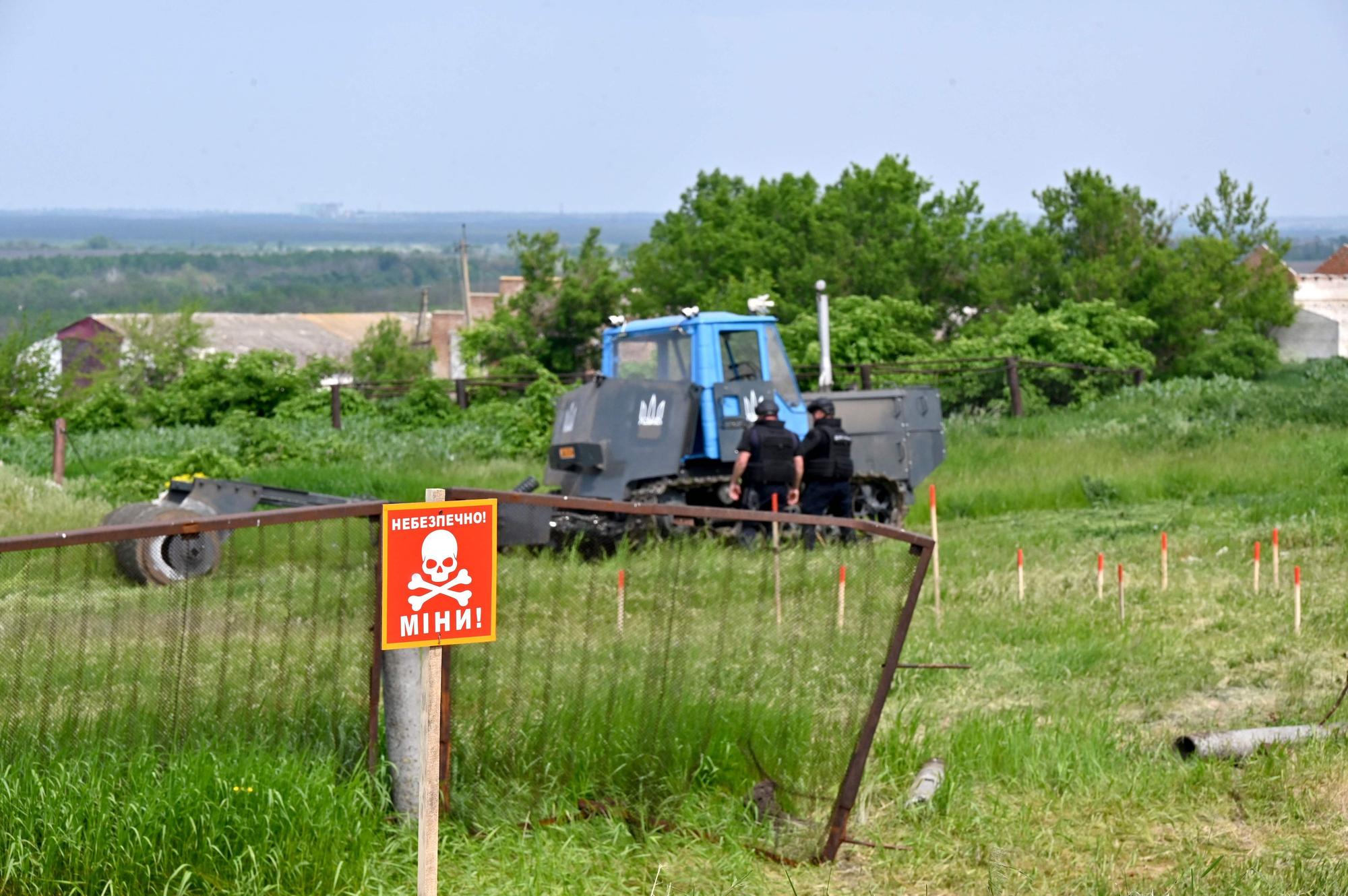 19. Mai 2023, Balakliya, Kharkiv: Ukrainische Minenräumer säubern in Balakliya (Kharkiv) ein Minenfeld.
