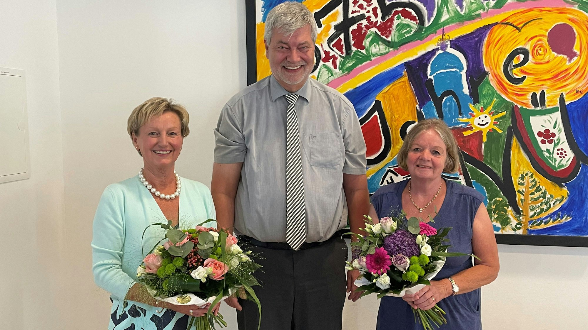 Die neue 2. stellvertretende Bürgermeisterin Gisa Hauschildt (CDU) mit ihrer Vorgängerin Ursula Witten (FDP) und Bürgermeister Hilko Redenius.