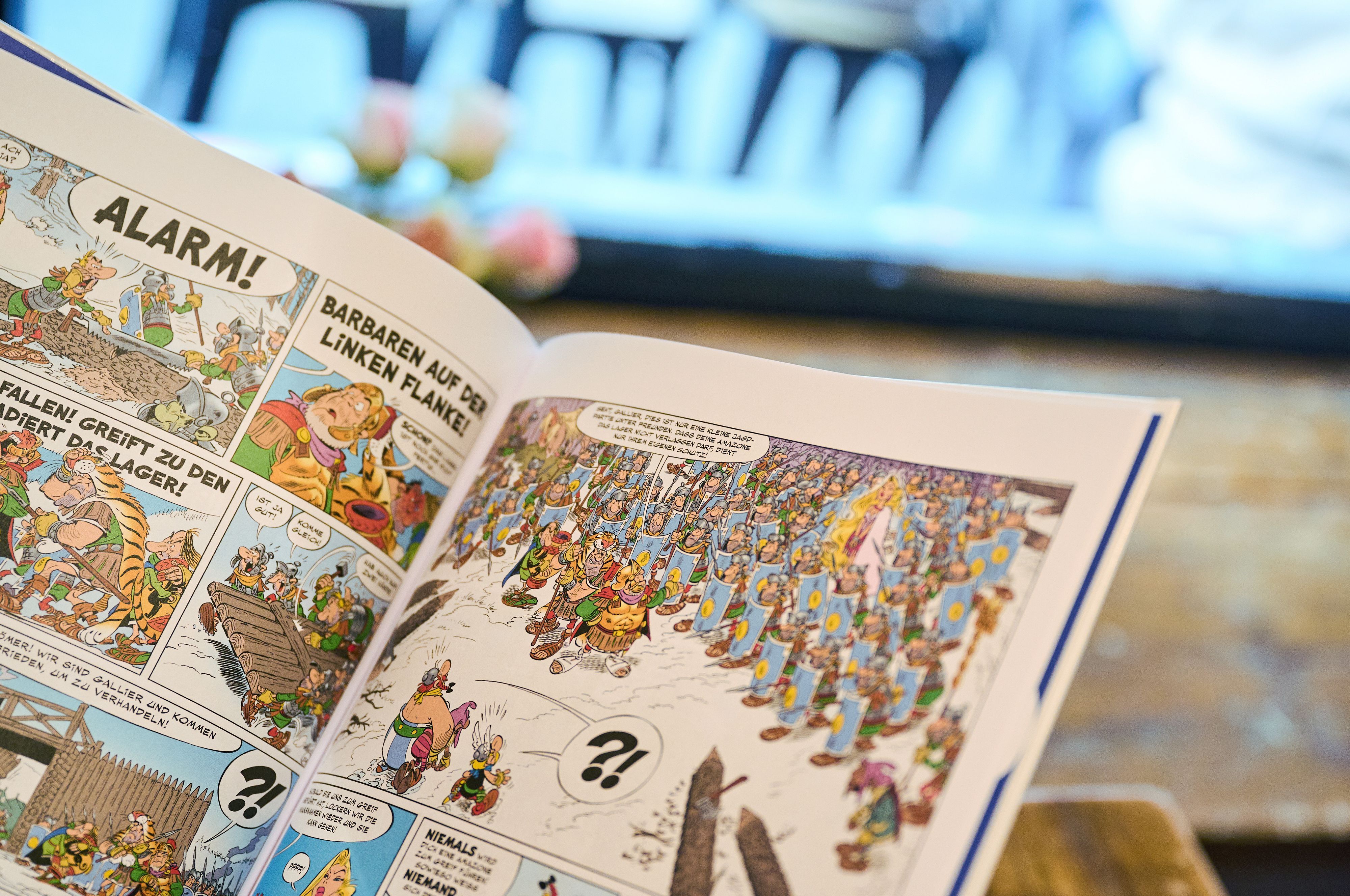 Ein Mann schaut in den neuen Asterix-Band 'Asterix und der Greif'.