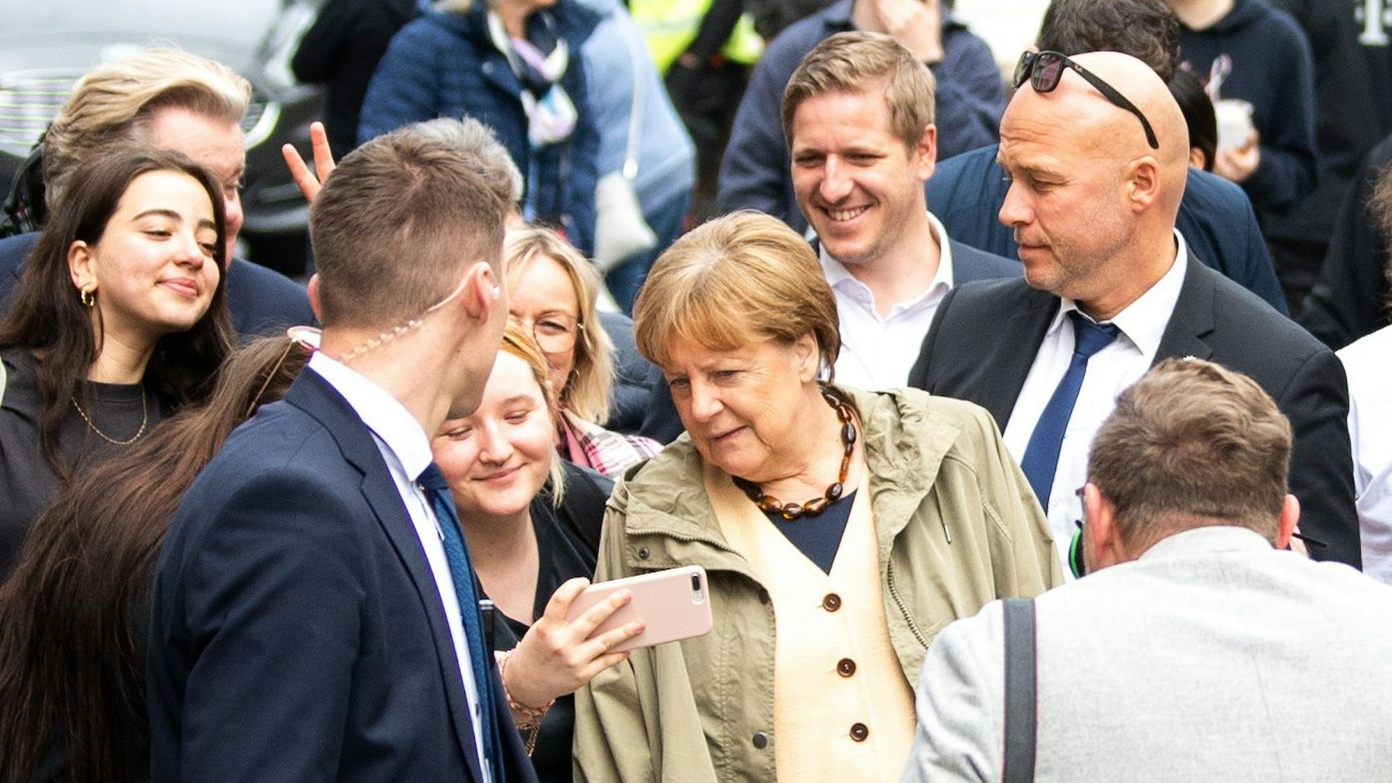 Ex-Bundeskanzlerin Angela Merkel macht in Bad Münstereifel ein Selfie mit einer Schülerin.