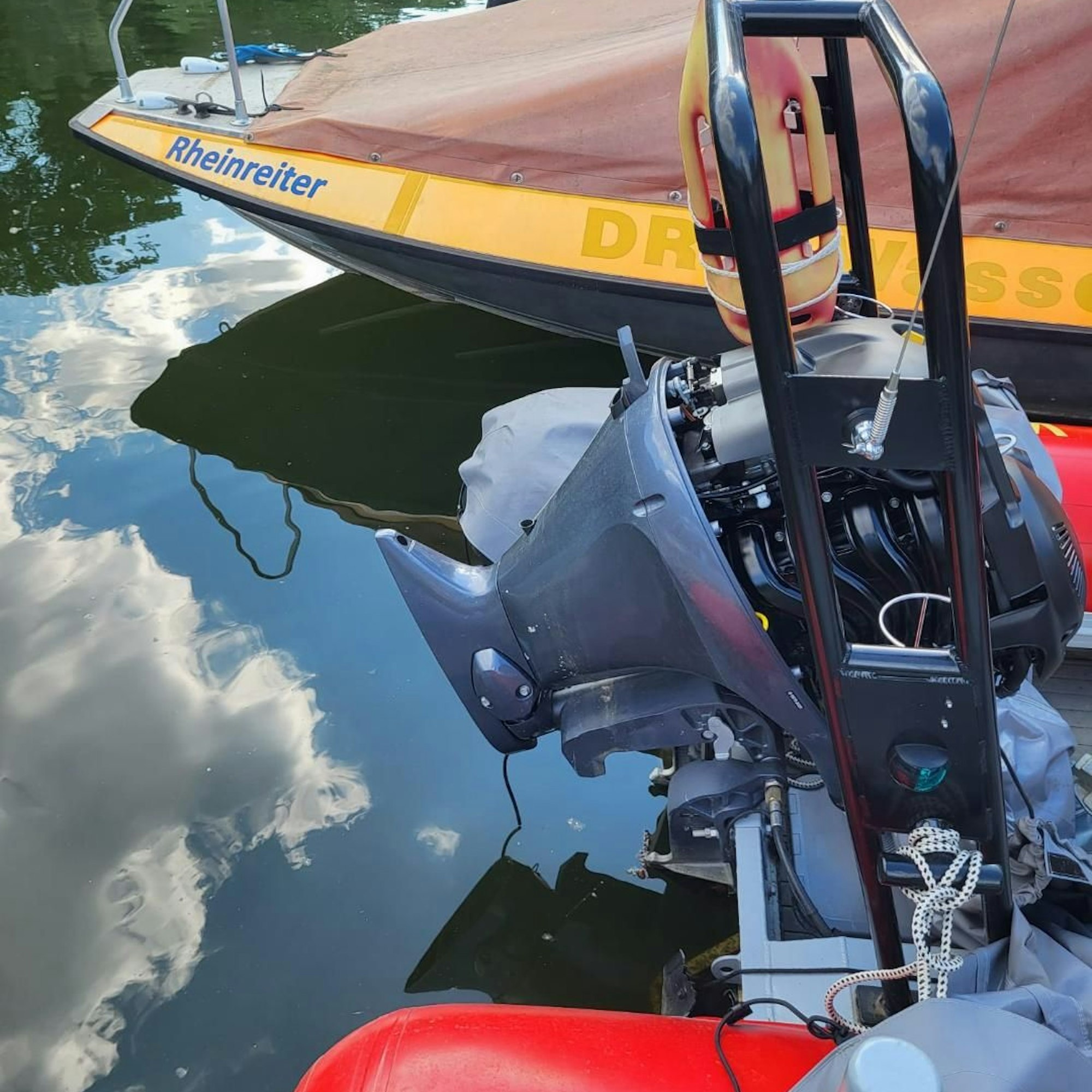 Beschädigtes Boot der DLRG in Niederkassel.