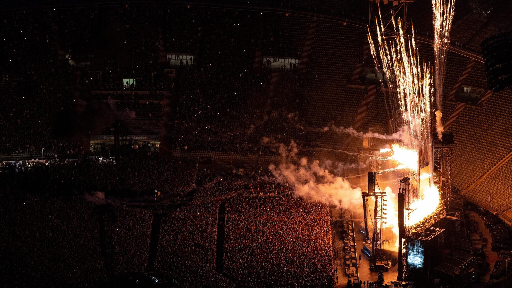 07.06.2023, Bayern, München: Tausende Zuschauer verfolgen das Konzert der Band Rammstein im Olympiastadion. Rammstein spielen in München am 07. + 08. + 10. + 11.06.2023 insgesamt vier Konzerte im Rahmen ihrer Europa Stadion Tour. Foto: Sven Hoppe/dpa +++ dpa-Bildfunk +++