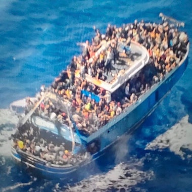 Dieses undatierte, von der griechischen Küstenwache am 14.06.2023 zur Verfügung gestellte Bild zeigt zahlreiche Menschen, auf dem Deck eines Fischerboots, das später vor Südgriechenland kenterte und sank.