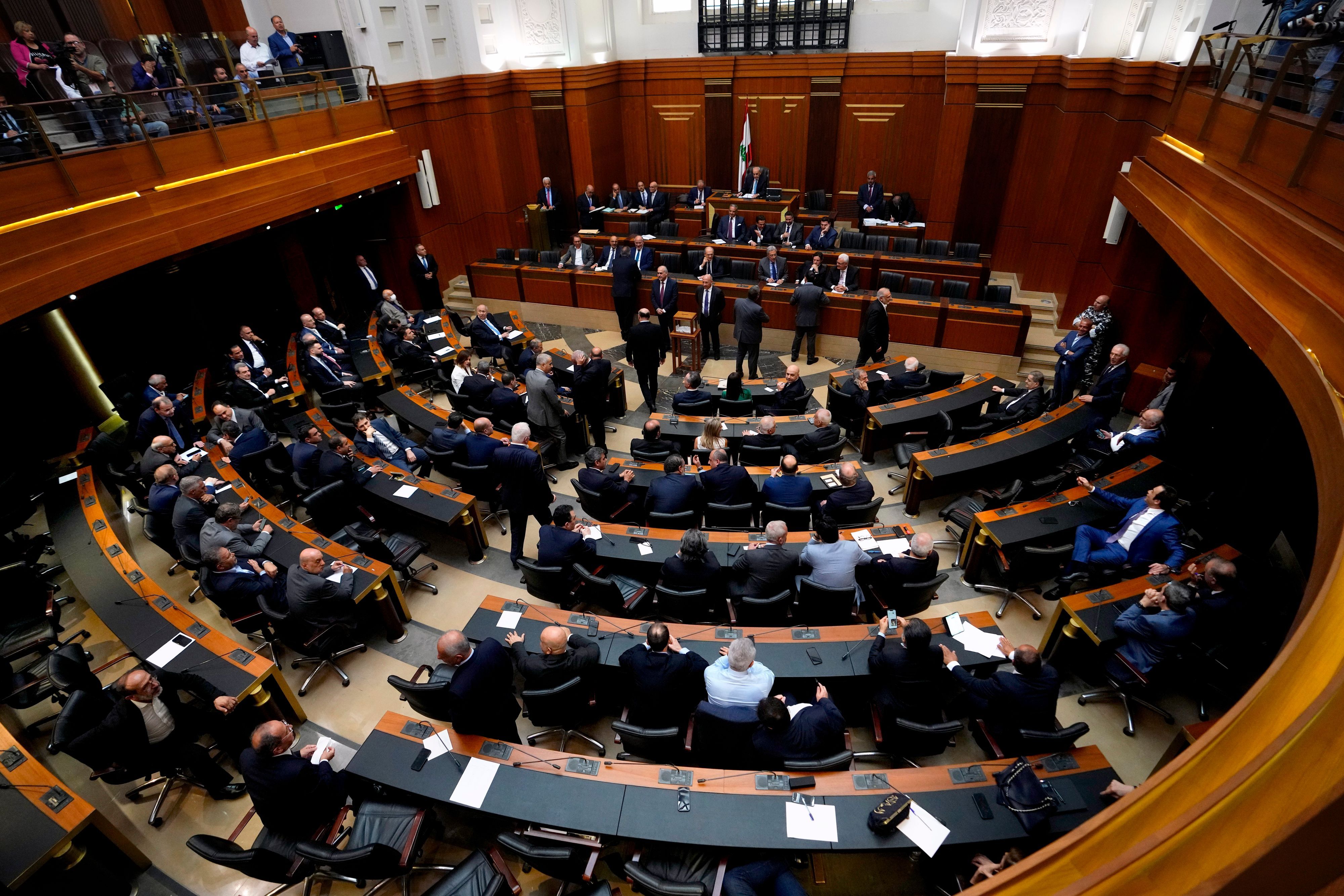 Libanesische Gesetzgeber versammeln sich zur Wahl eines Präsidenten im Parlamentsgebäude. Das libanesische Parlament startet den 12. Versuch, einen neuen Präsidenten zu wählen.