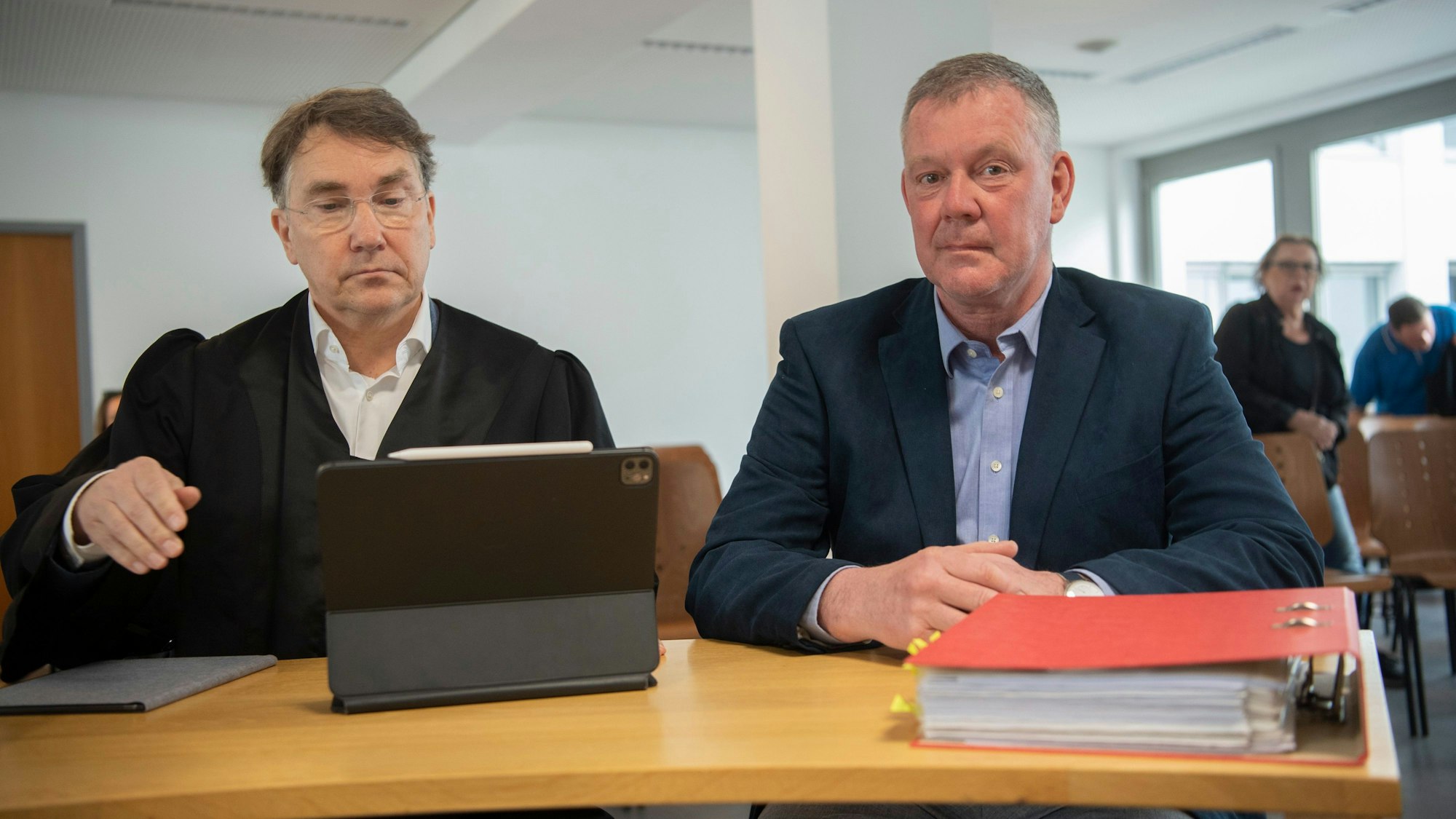 Lehrer Rüdiger Bormann (r) sitzt neben seinem Anwalt Tobias Gall in einem Verhandlungssaal im Landesarbeitsgericht. Das Gericht muss sich mit der Kündigung des Pädagogen befassen. Bormann hatte auf YouTube ein Video veröffentlicht, das eine Darstellung des Tores eines Konzentrationslagers mit der Inschrift «Impfung macht frei» enthielt. Das Arbeitsgericht Berlin hat dessen fristlose Kündigung durch das Land für wirksam erachtet.