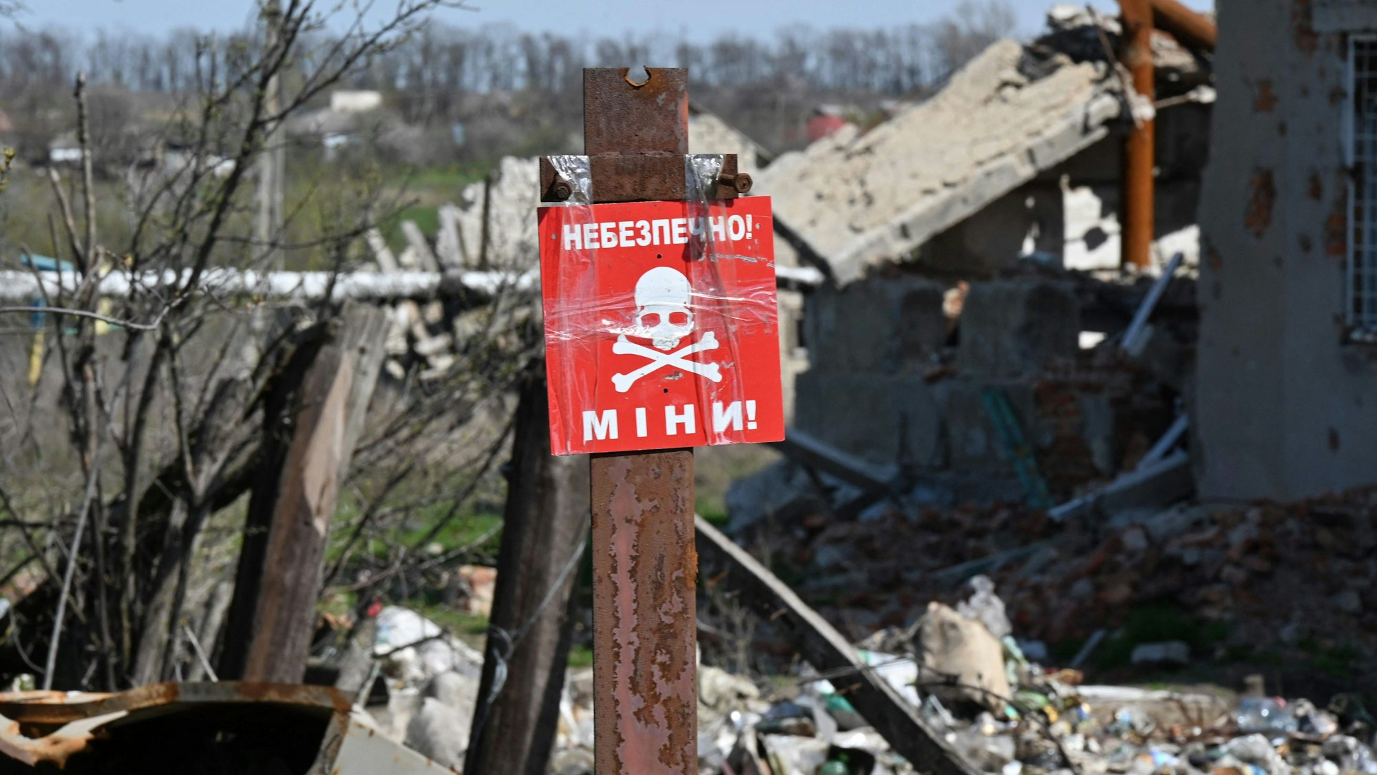 18. April 2023, Grakov, Kharkiv: Diese Aufnahme zeigt ein Warnschild mit der Aufschrift „Gefährliche Minen“ in der ukrainischen Region Kharkiv.
