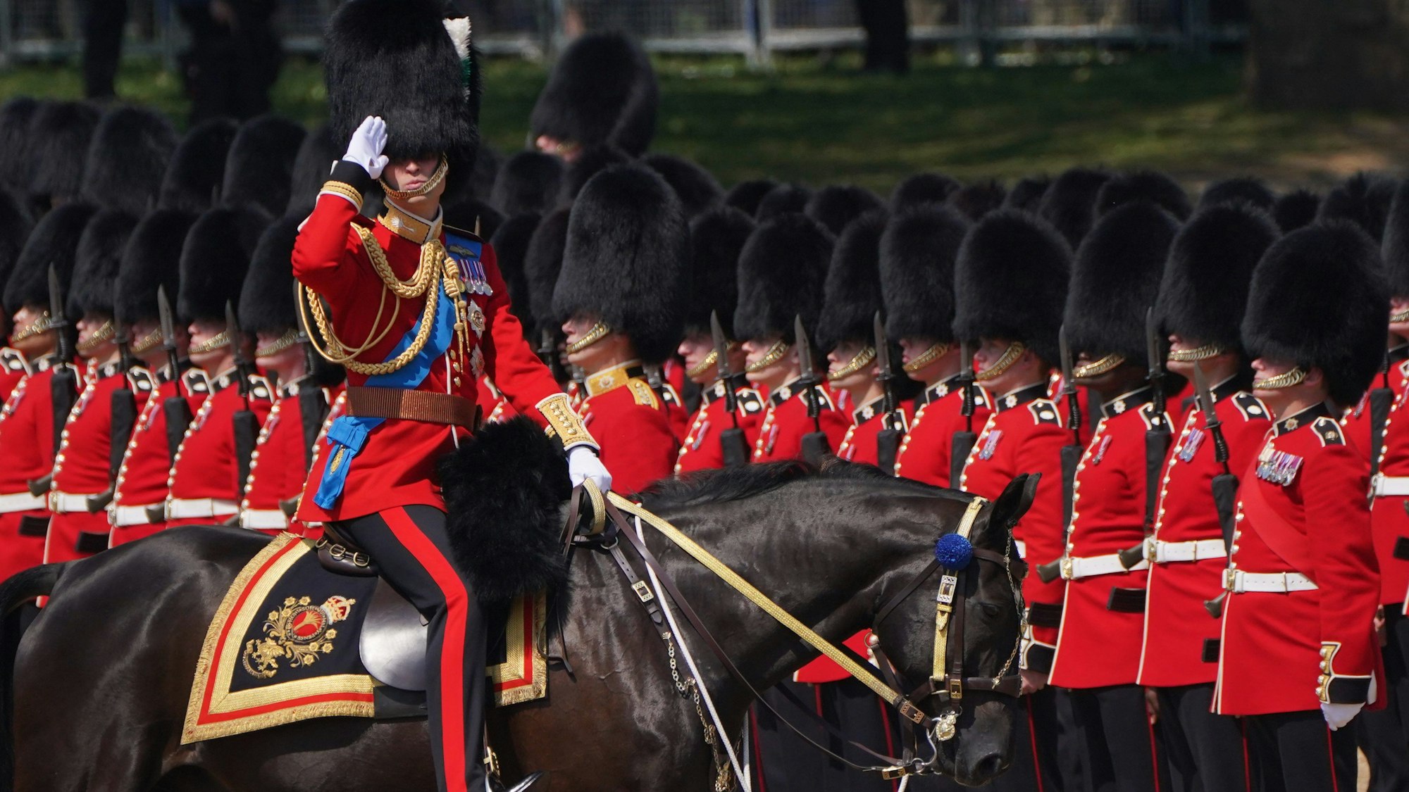10.06.2023, Großbritannien, London: William, Prinz von Wales, salutiert während der «Colonel's Review», der Generalprobe für die Geburtstagsparade Trooping the Colour für König Charles III. am 17. Juni, auf der «Horse Guards Parade».