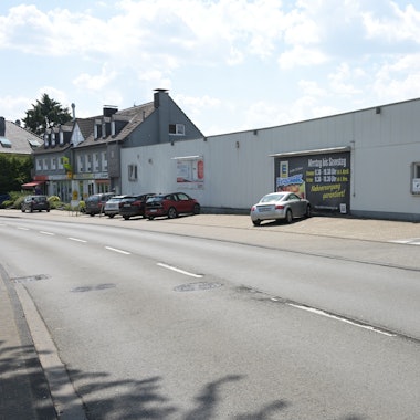 Vor dem Edeka-Supermarkt in Herkenrath parken Autos.