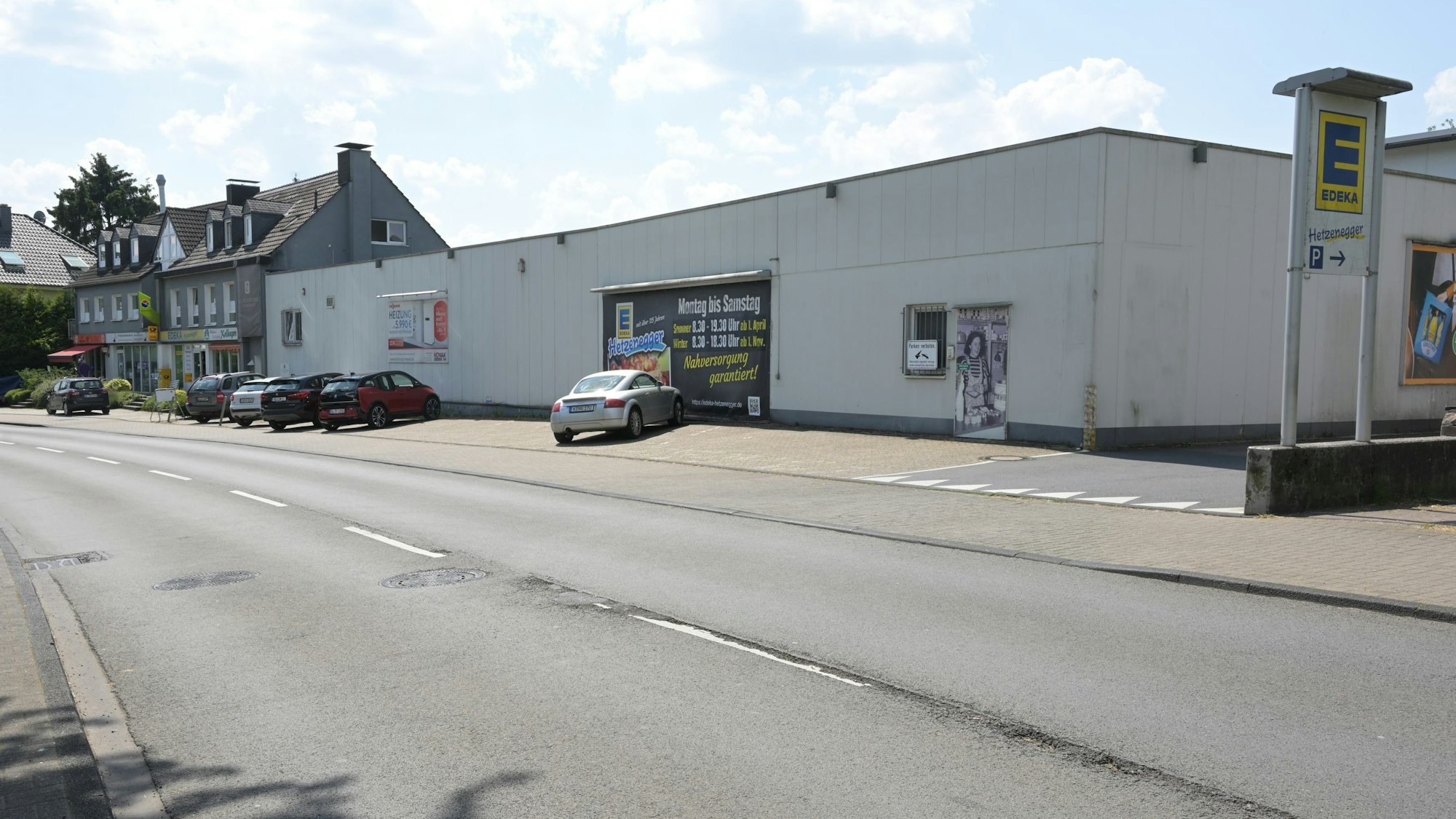 Vor dem Edeka-Supermarkt in Herkenrath parken Autos.