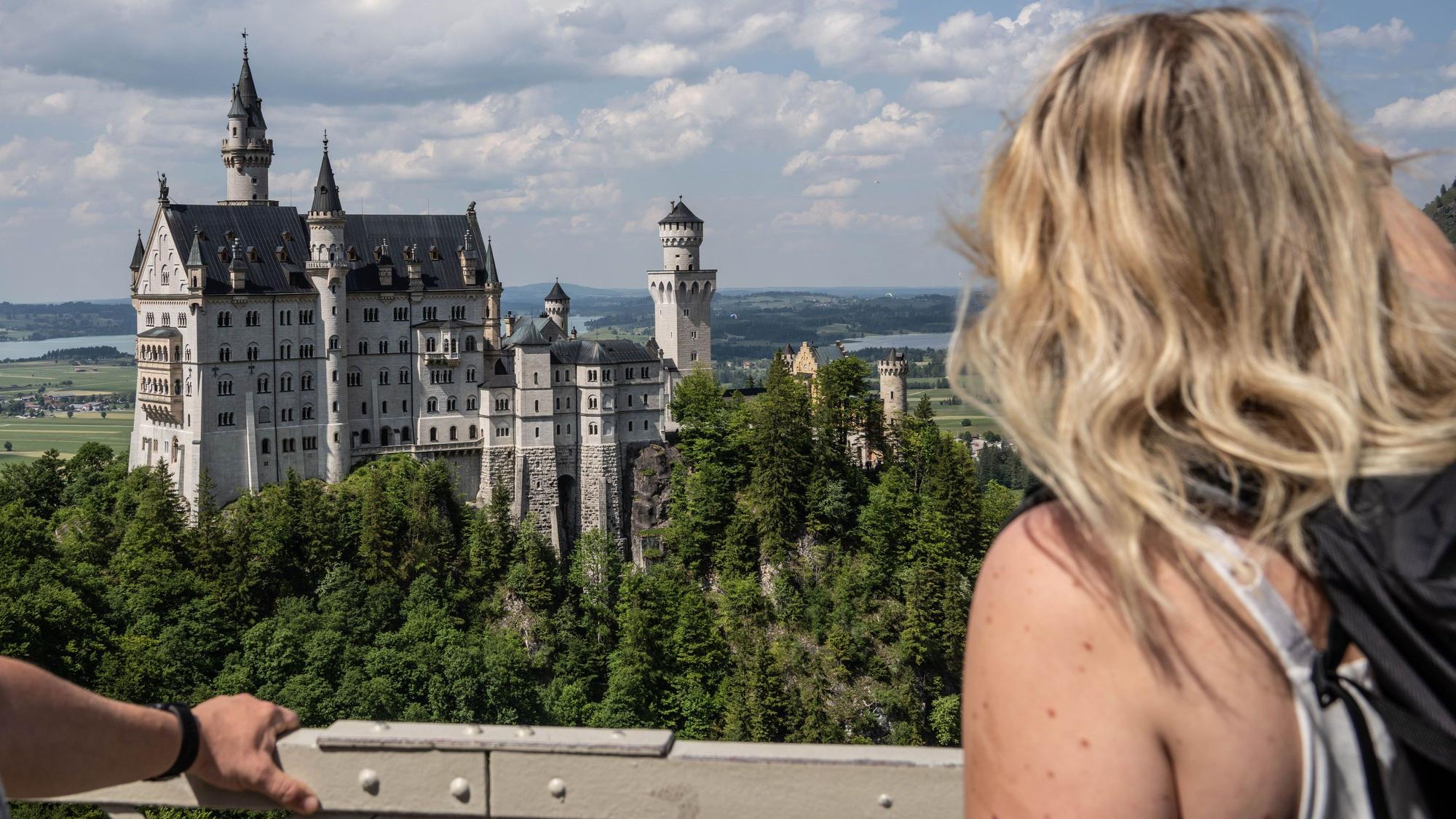 15. Juni 2023, Bayern, Schwangau: Blick auf Neuschwanstein von der Marienbrücke. Ein Mann griff am Mittwoch zwei Frauen in der Nähe des weltberühmten Schlosses Neuschwanstein an und verletzt eine von ihnen so schwer. Die Frau starb später.