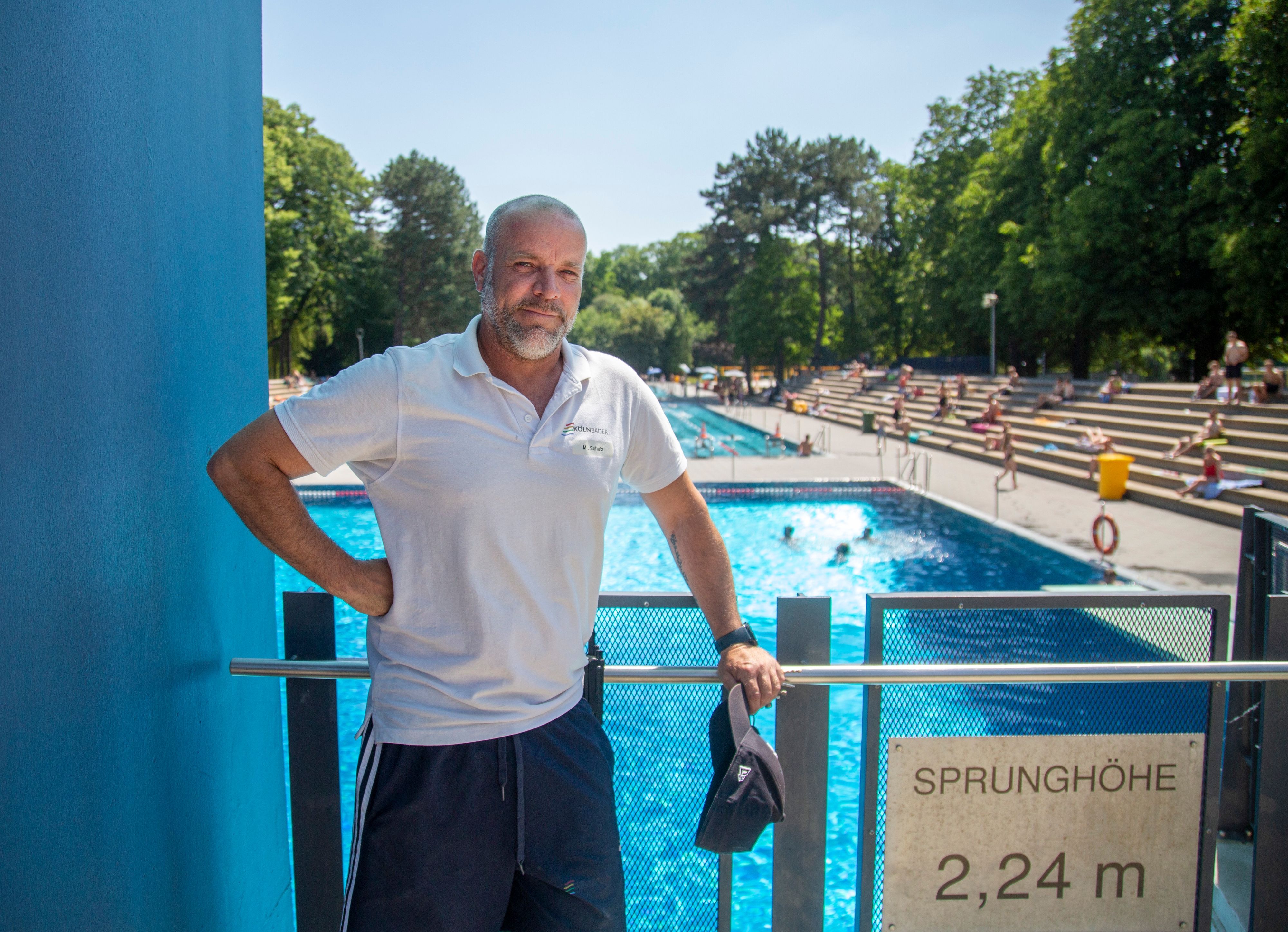 Die Schicht von Rettungsschwimmer Mario Schulz beginnt schon deutlich vor der Öffnung des Stadionbads. Auch in der Jubiläumssaison werden wieder zusätzliche Kräfte gesucht.