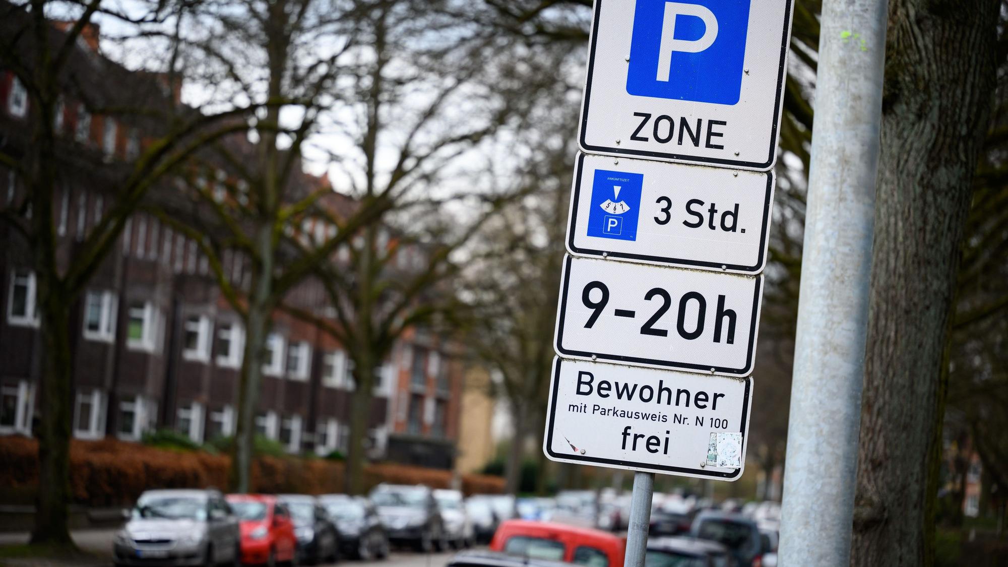 Schilder mit Hinweisen zu einer Bewohnerparkzone