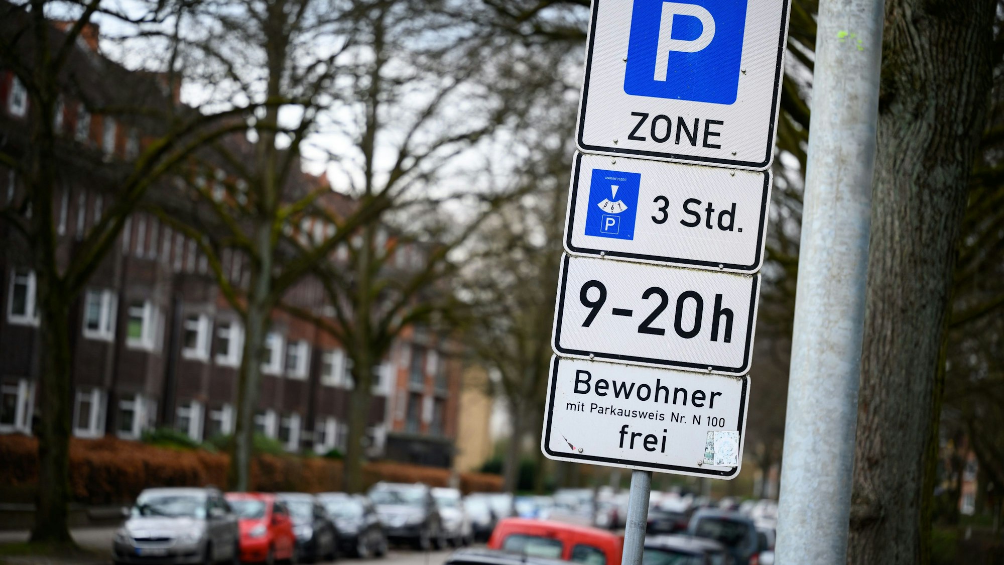 Schilder mit Hinweisen zu einer Bewohnerparkzone