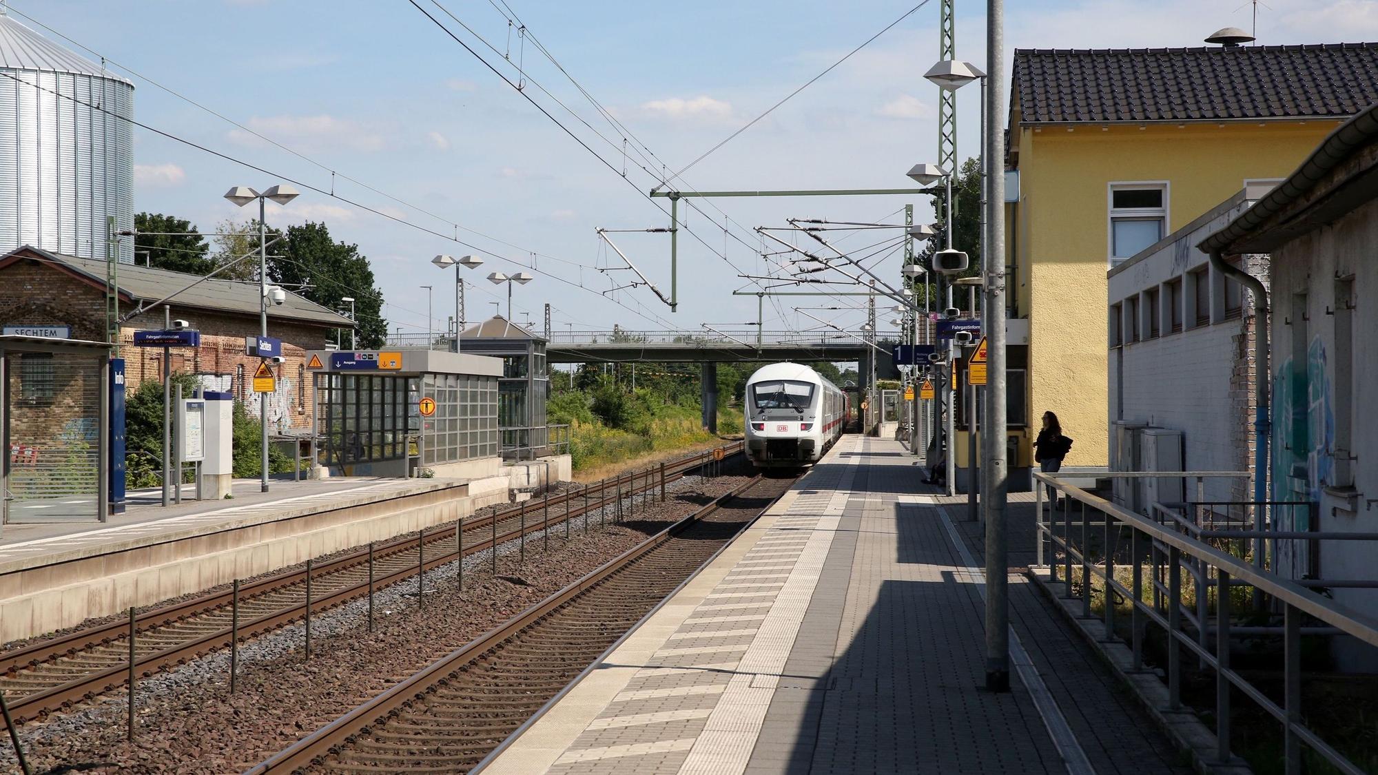 Der Sechtemer Bahnhof, auf dem ein Zug einfährt.