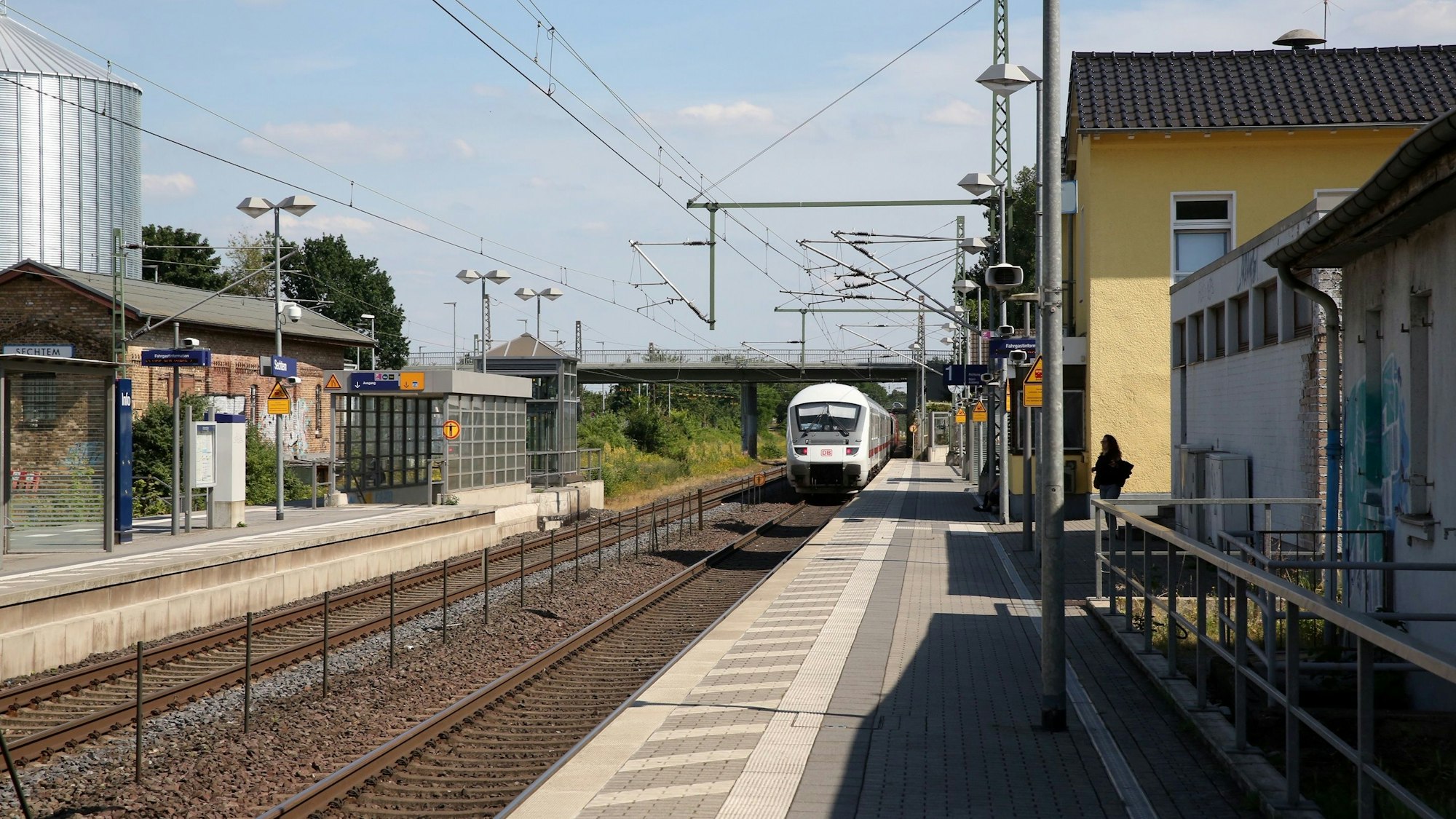 Der Sechtemer Bahnhof, auf dem ein Zug einfährt.