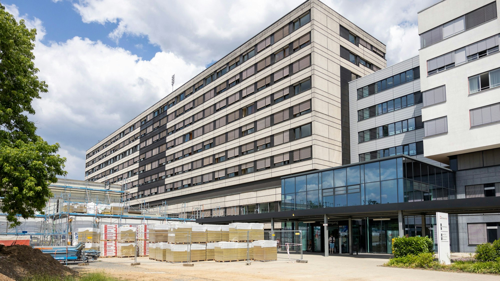 Baustoffe stehen vor dem Klinikgebäude.