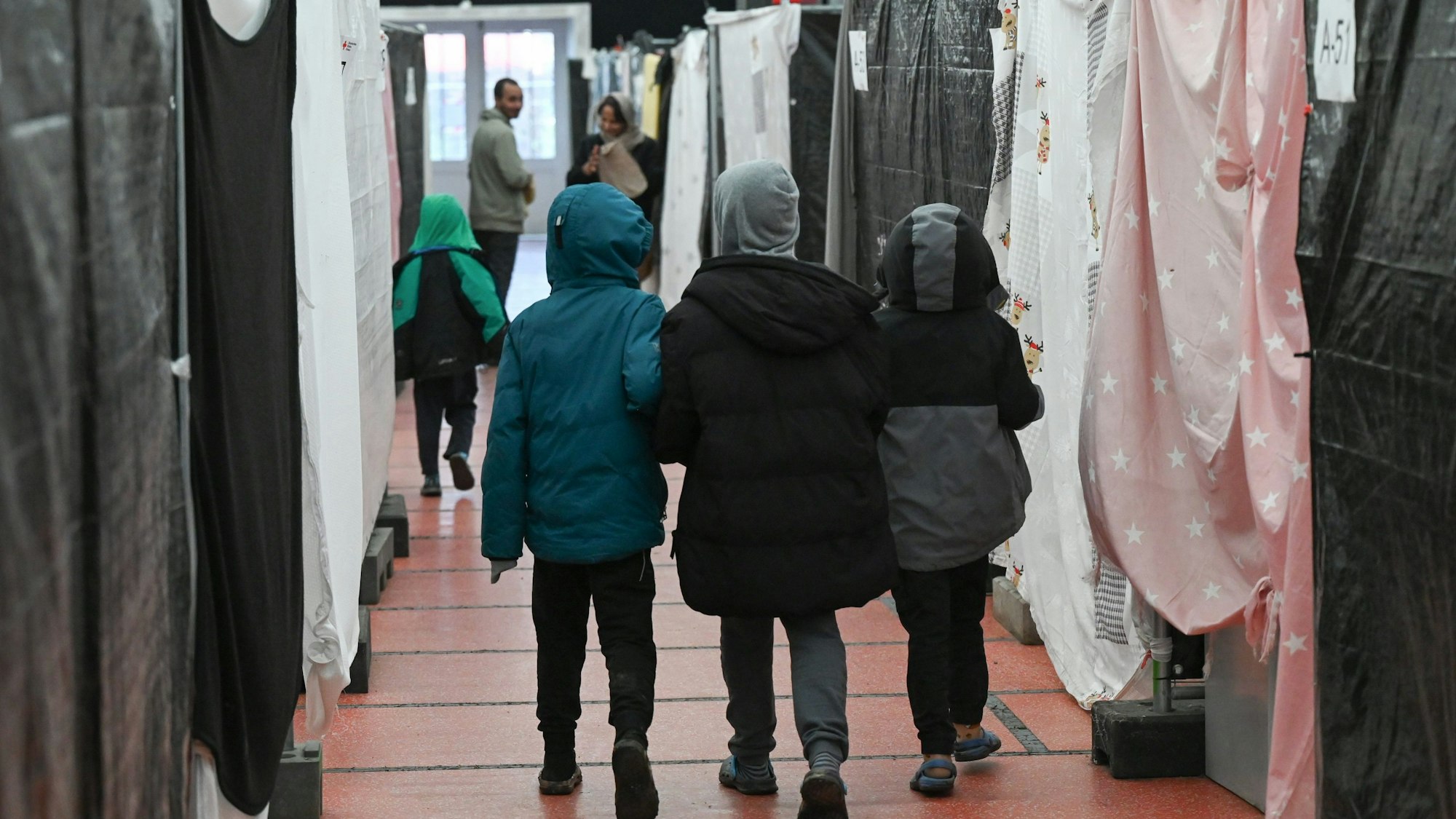 Bensheim: Flüchtlingskinder gehen durch ein Zelt der Flüchtlingsunterkunft.