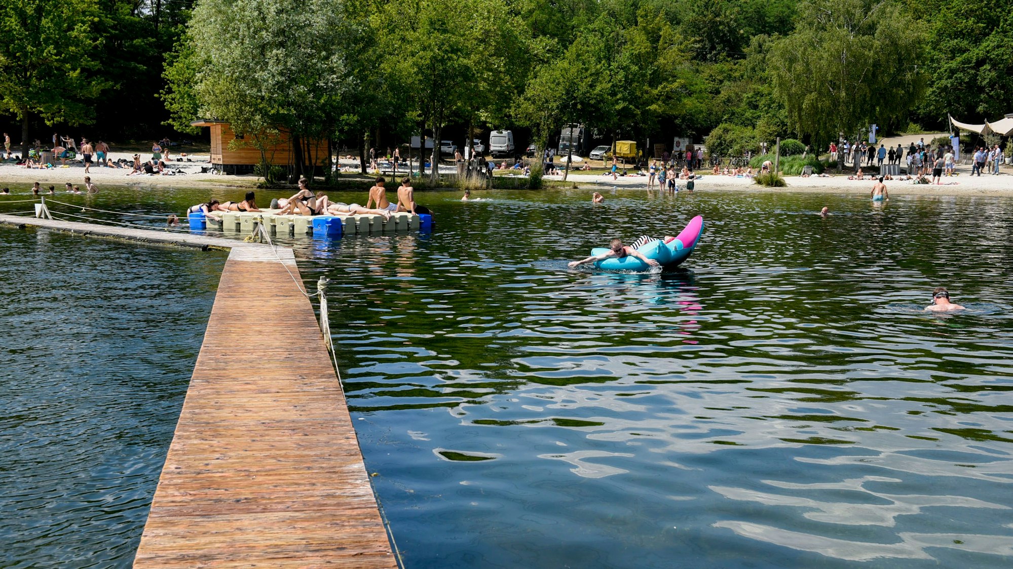 Das Bild zeigt den Strand am Bleibtreusee