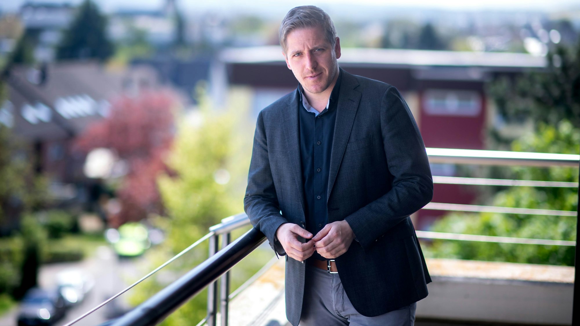 Euskirchens Landrat Markus Ramers lehnt am Balkon seines Büros im Kreishaus.