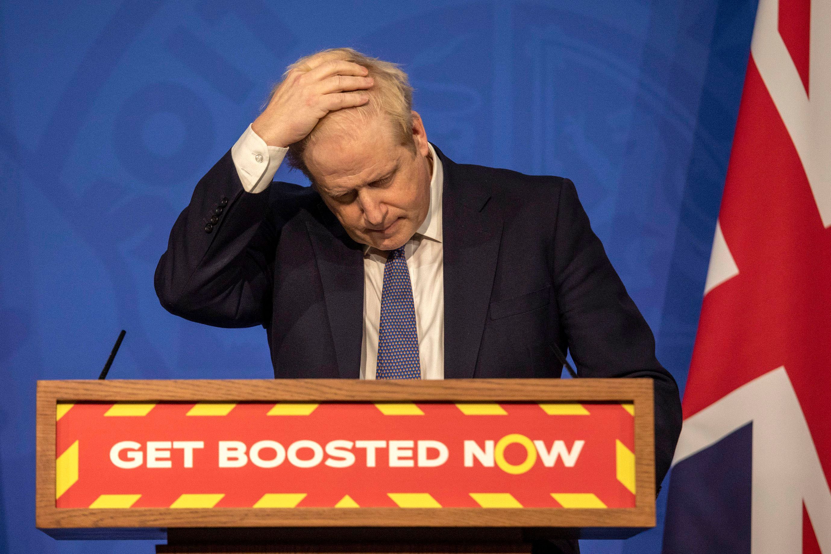 Der britische Premierminister Boris Johnson gestikuliert während einer Pressekonferenz zum Koronavirus in der Downing Street, London, Dienstag, 4. Januar 2022. Der ehemalige Premierminister Boris Johnson hat das Parlament absichtlich in die Irre geführt, was seine Glaubwürdigkeit untergraben und zu seinem Sturz beigetragen hat, so ein Ausschuss von Gesetzgebern am Donnerstag, den 15. Juni 2023 nach einer einjährigen Untersuchung.