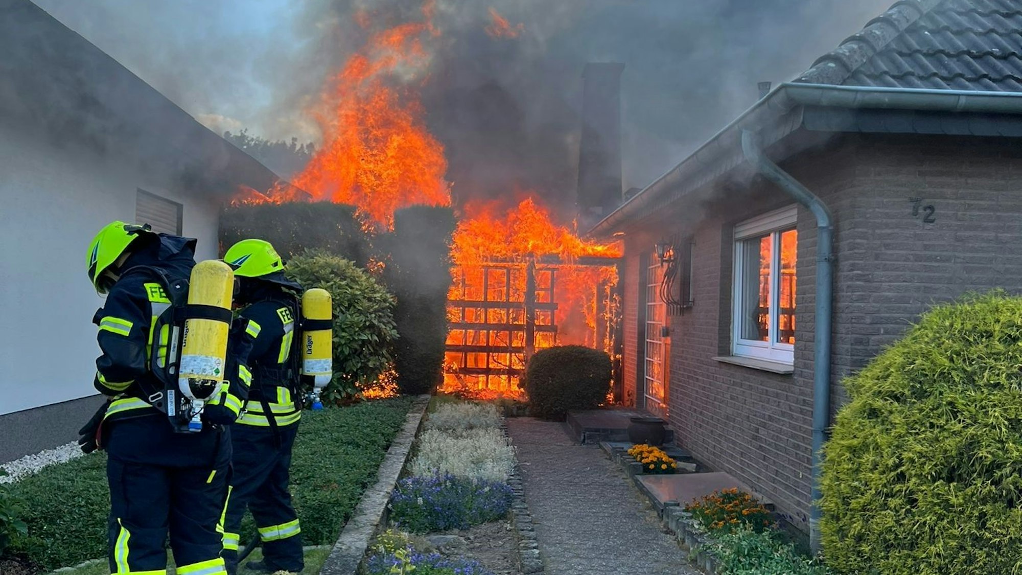 Brand in Bedburg. Unkraut beim Abflammen in Brand geraten.