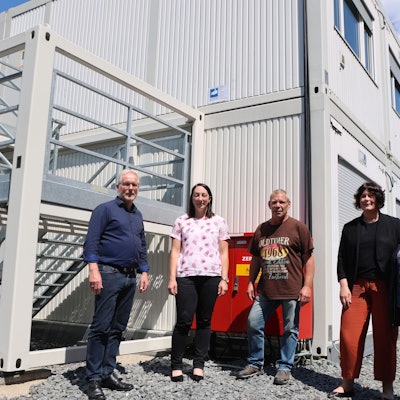 Asylcontainer Denklingen, (v.l.) Gerd Dresbach, Carina Hähner, Objektbetreuer Stefan Langenohl, Sarah Schmidt und Silvia Schmidt.