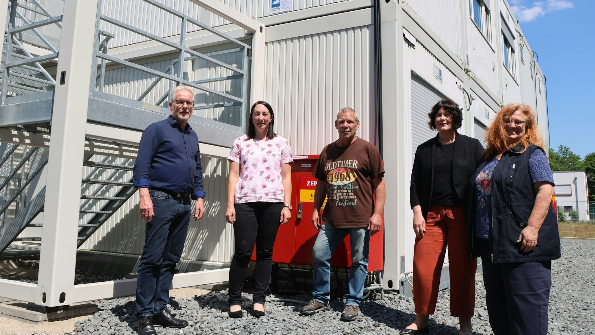 Asylcontainer Denklingen, (v.l.) Gerd Dresbach, Carina Hähner, Objektbetreuer Stefan Langenohl, Sarah Schmidt und Silvia Schmidt.