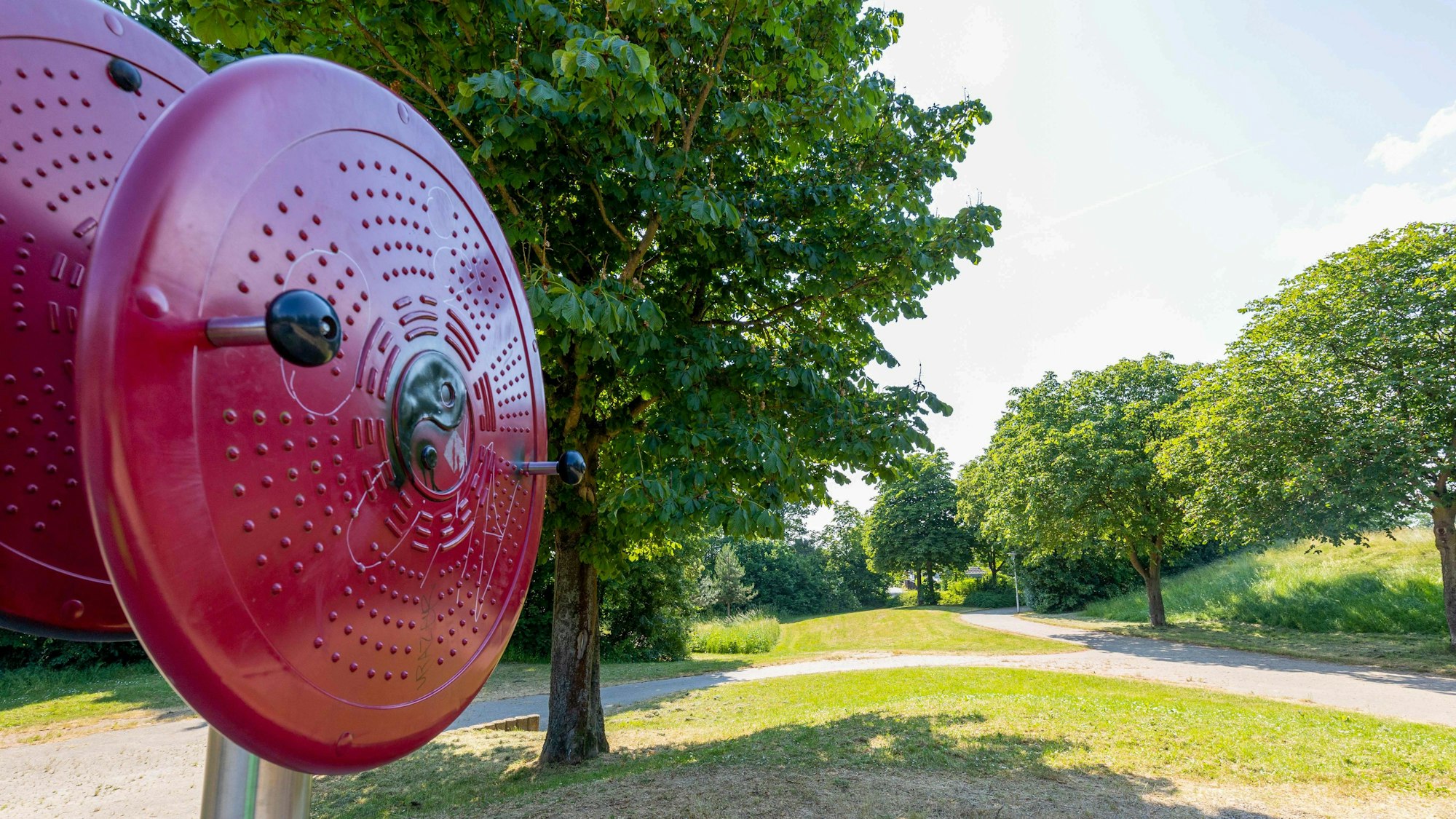 Die Fläche für den Bauwagen des Waldkindergartens zwischen dem Spielplatz Elserweg und der Wohnbebauung in Meckenheim.