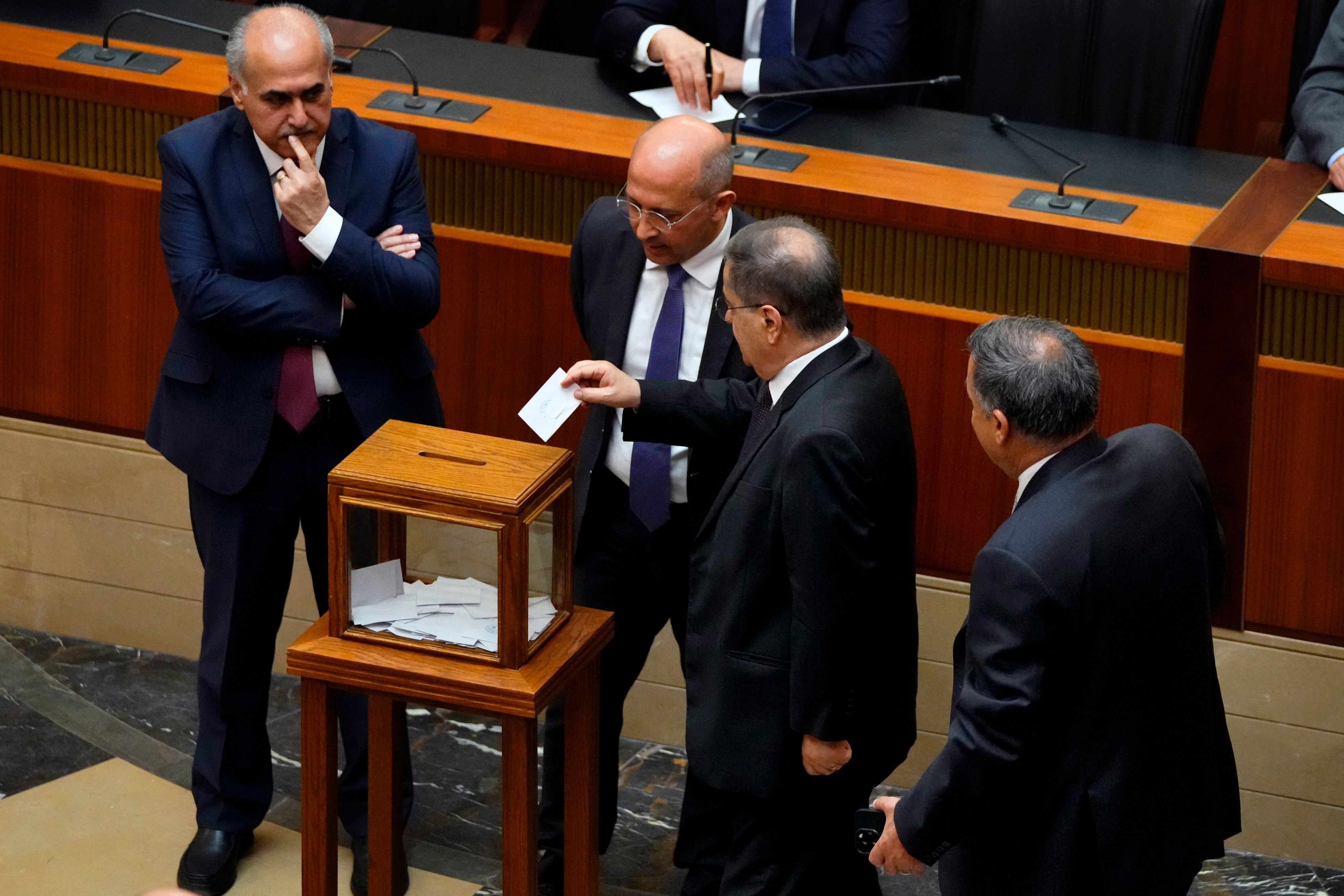 Michel Moussa (2.v.r), Abgeordneter im Parlament von Libanon, gibt seine Stimme ab. Im Libanon ist die Wahl eines Präsidenten im Parlament zum zwölften Mal gescheitert. Damit steckt das Land weiter in einem politischen Vakuum.
