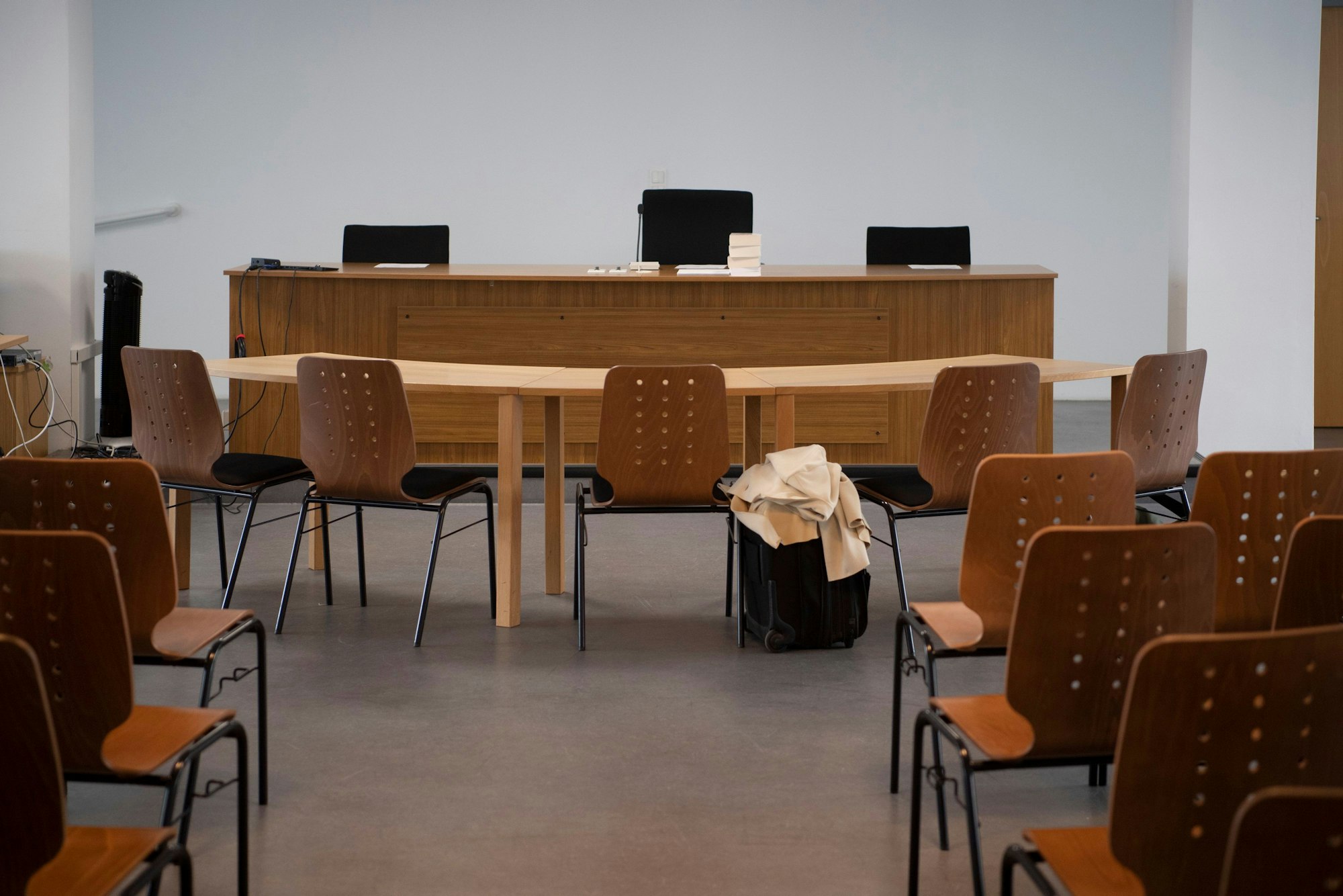 Blick in einen Verhandlungssaal im Landesarbeitsgericht. Dort musste sich das Gericht mit der Kündigung eines Pädagogen befassen. Der hatte auf YouTube ein Video veröffentlicht, das eine Darstellung des Tores eines Konzentrationslagers mit der Inschrift «Impfung macht frei» enthielt. Das Arbeitsgericht Berlin hat dessen fristlose Kündigung durch das Land für wirksam erachtet.