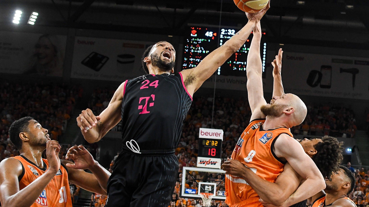 Deane Williams gewinnt den Rebound gegen Robin Christen.