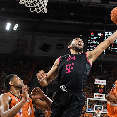 Deane Williams gewinnt den Rebound gegen Robin Christen.