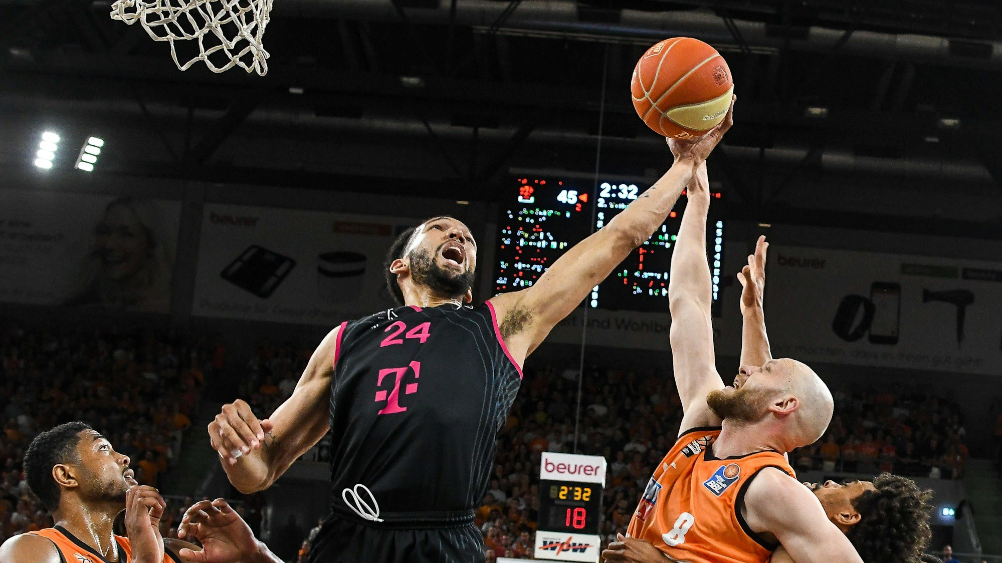 Deane Williams gewinnt den Rebound gegen Robin Christen.