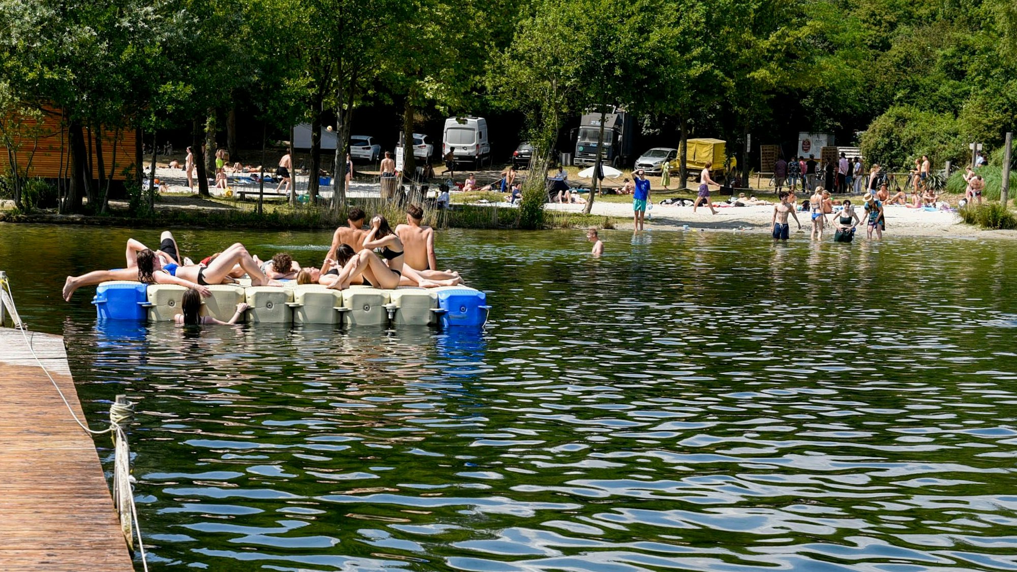 Der Bleibtreusee in Brühl wird im Sommer von vielen Badegästen besucht.