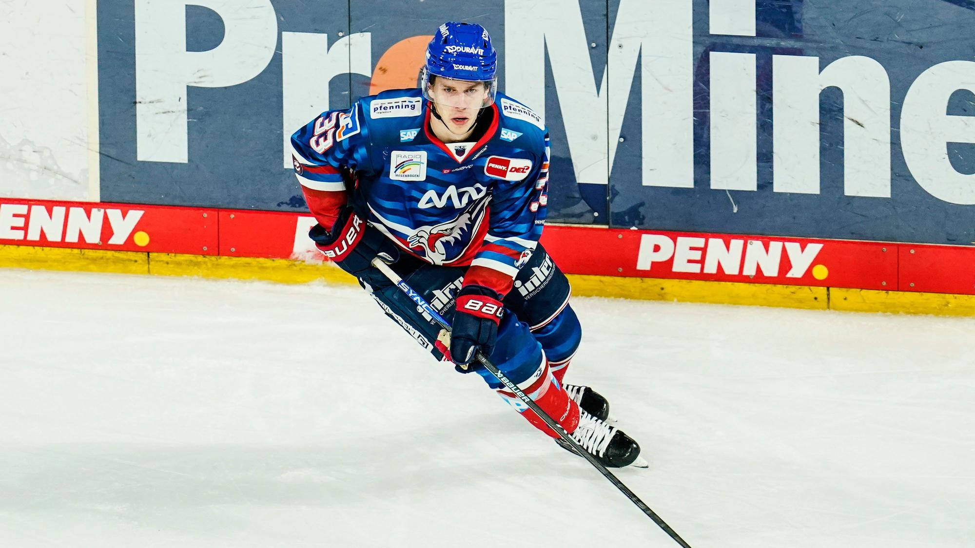 Mannheims Tim Wohlgemuth spielt den Puck.