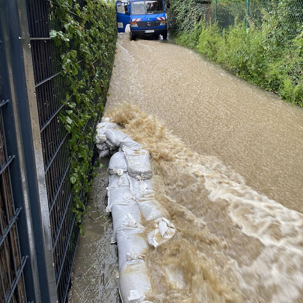 Der Knipperbach strömt über den Fußweg.