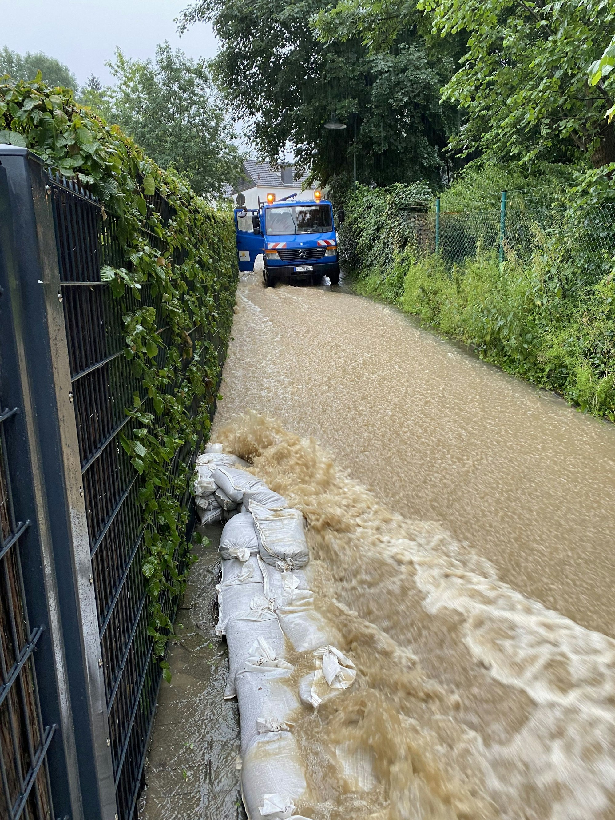 Als Folge Starkregen kann der Knipperbach zum reißenden Gewässer werden. Am 14. Juli 2021 überfluteten seine Wassermassen auch einen Gehweg am Freibad  Hoffnungsthal.