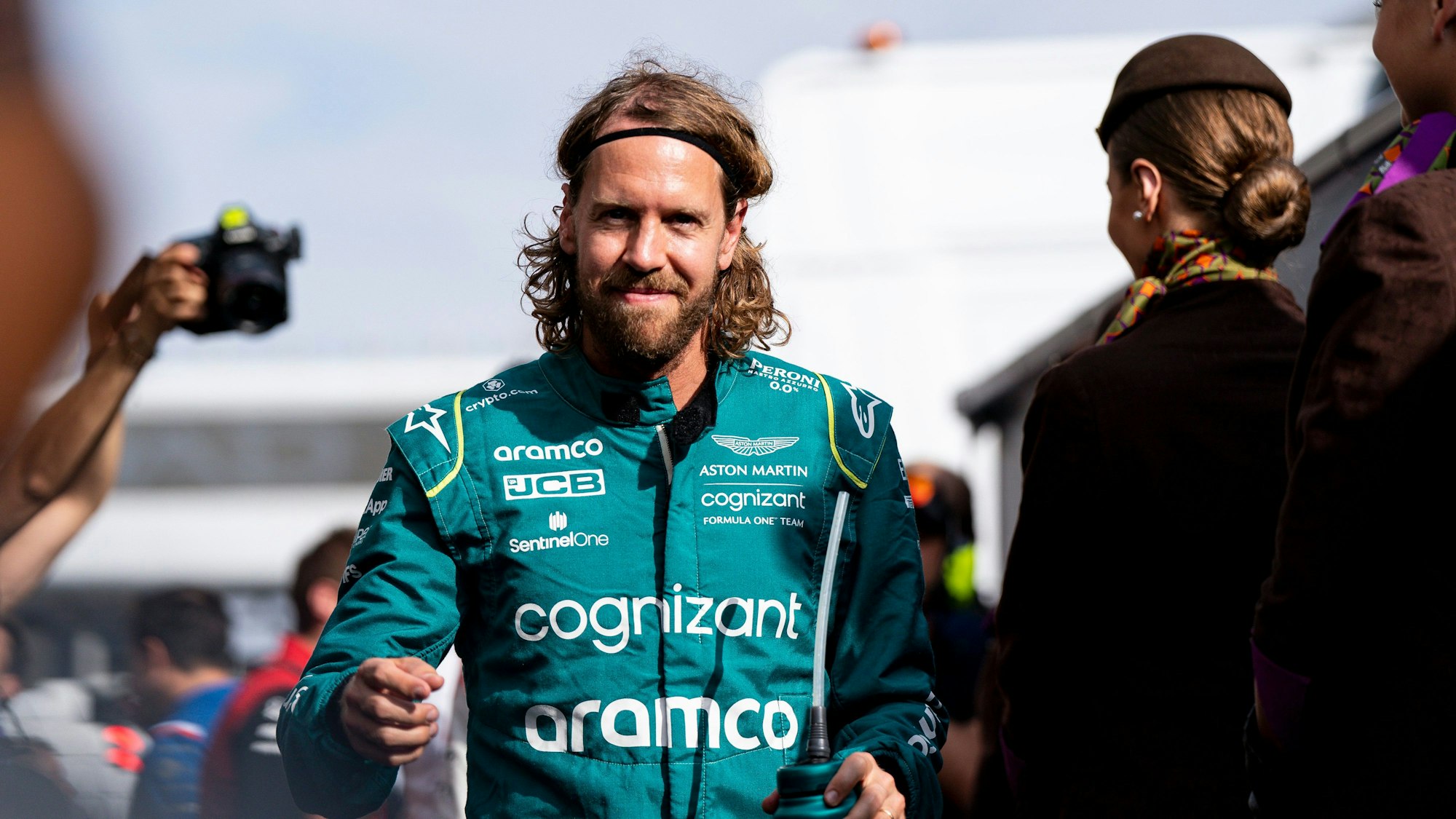ARCHIV - 20.11.2022, Vereinigte Arabische Emirate, Abu Dhabi: Motorsport: Formel-1-Weltmeisterschaft, Grand Prix von Abu Dhabi: Sebastian Vettel aus Deutschland vom Team Aston Martin vor seinem letzten Rennen beim Großen Preis von Abu Dhabi. Es gibt nun Spekulationen über ein Blitz-Comeback von Vettel. (zu dpa: «Formel-1-Spekulationen über Blitzcomeback von Vettel bei Aston Martin») Foto: James Gasperotti/ZUMA Press Wire/dpa +++ dpa-Bildfunk +++