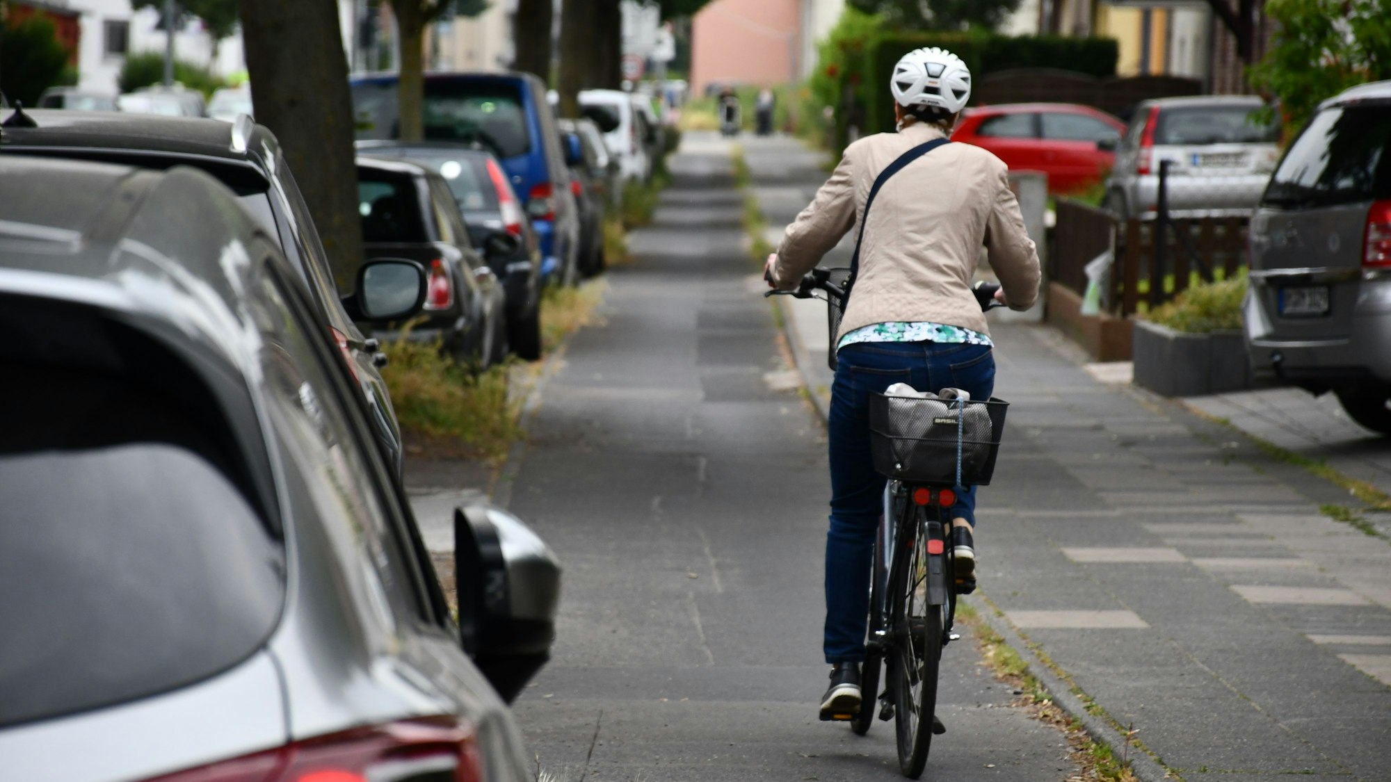 Eine Radlerin fährt mit ihrem Rad.
